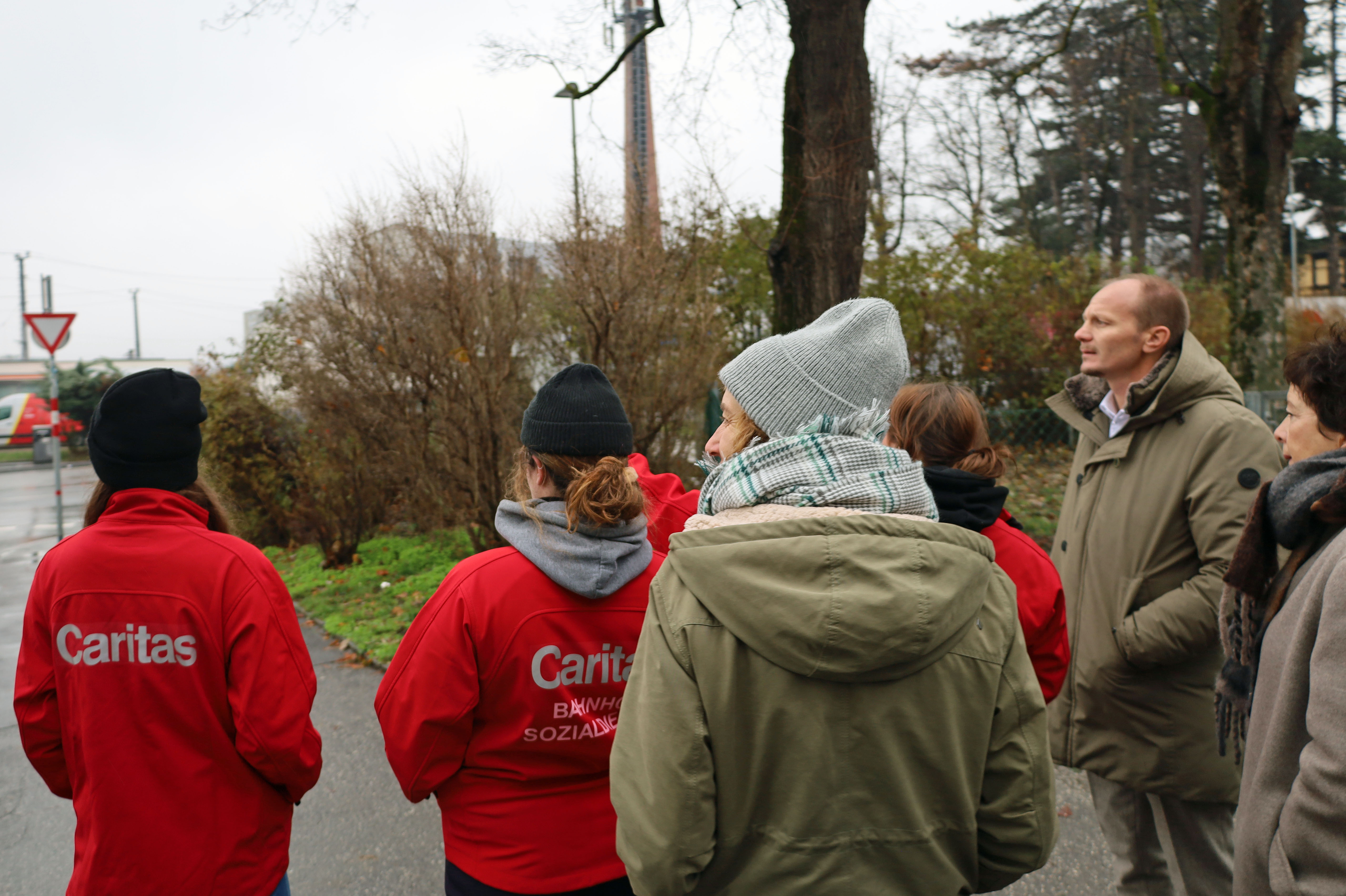 Nach einem gemeinsamen Austausch mit VertreterInnen der Caritas, des ISD-Stadtteiltreffs Wilten und des Wirtschaftsvereins Wilten fand eine Begehung des Stadtteils statt.