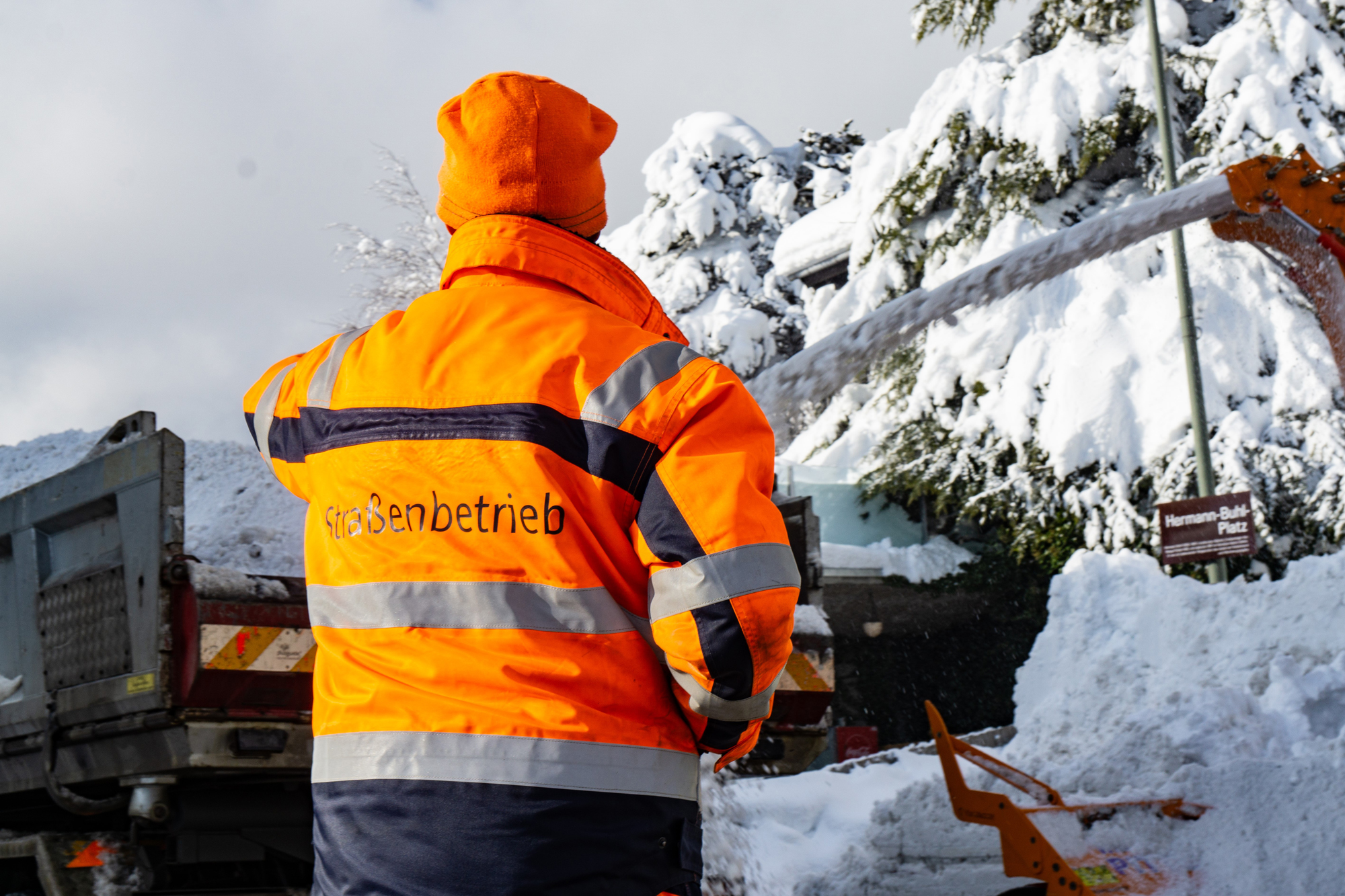 Innsbrucks Amt für Straßenbetrieb sagt den Schneemassen nach dem schneereichen Wochenende den Kampf an.