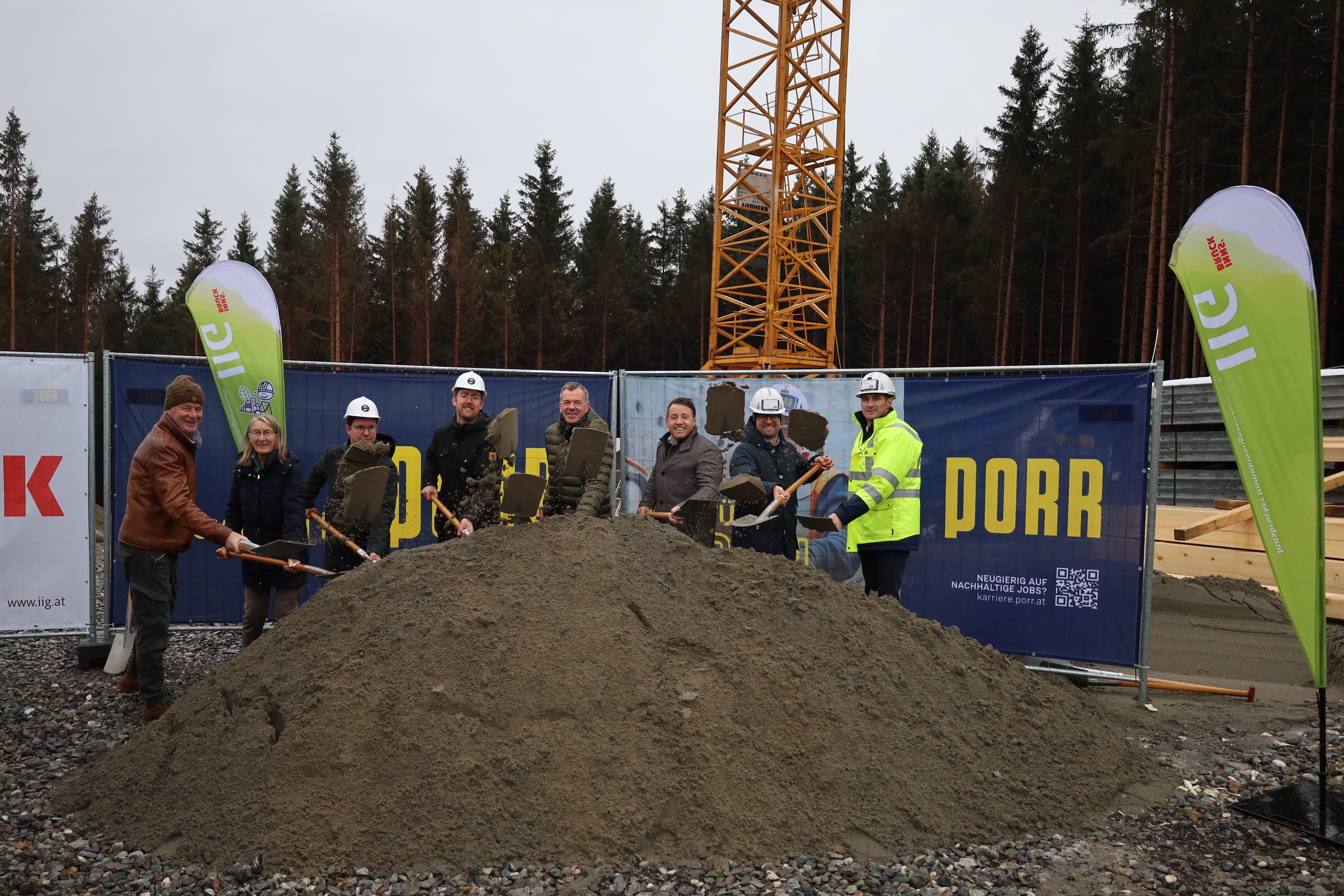 Bürgermeister Georg Willi (4.v.r.) und IIG-Geschäftsführer Franz Danler (3.v.r.) freuen sich mit (v.l.n.r.) Obmann Karl Zimmermann (Agrargemeinschaft Waldinteressentschaft Igls), Maria Zimak (Unterausschuss Igls), den Architekten Elias Walch und Christian Hammerl (he und du ZT GmbH) und den Vertretern der Baufirma Porr, Christof Hilber (Stv. Niederlassungsleiter Tirol) und Georg Webhofer (Teamleiter) beim Spatenstich zum Bauprojekt Am Bichl III in Igls.