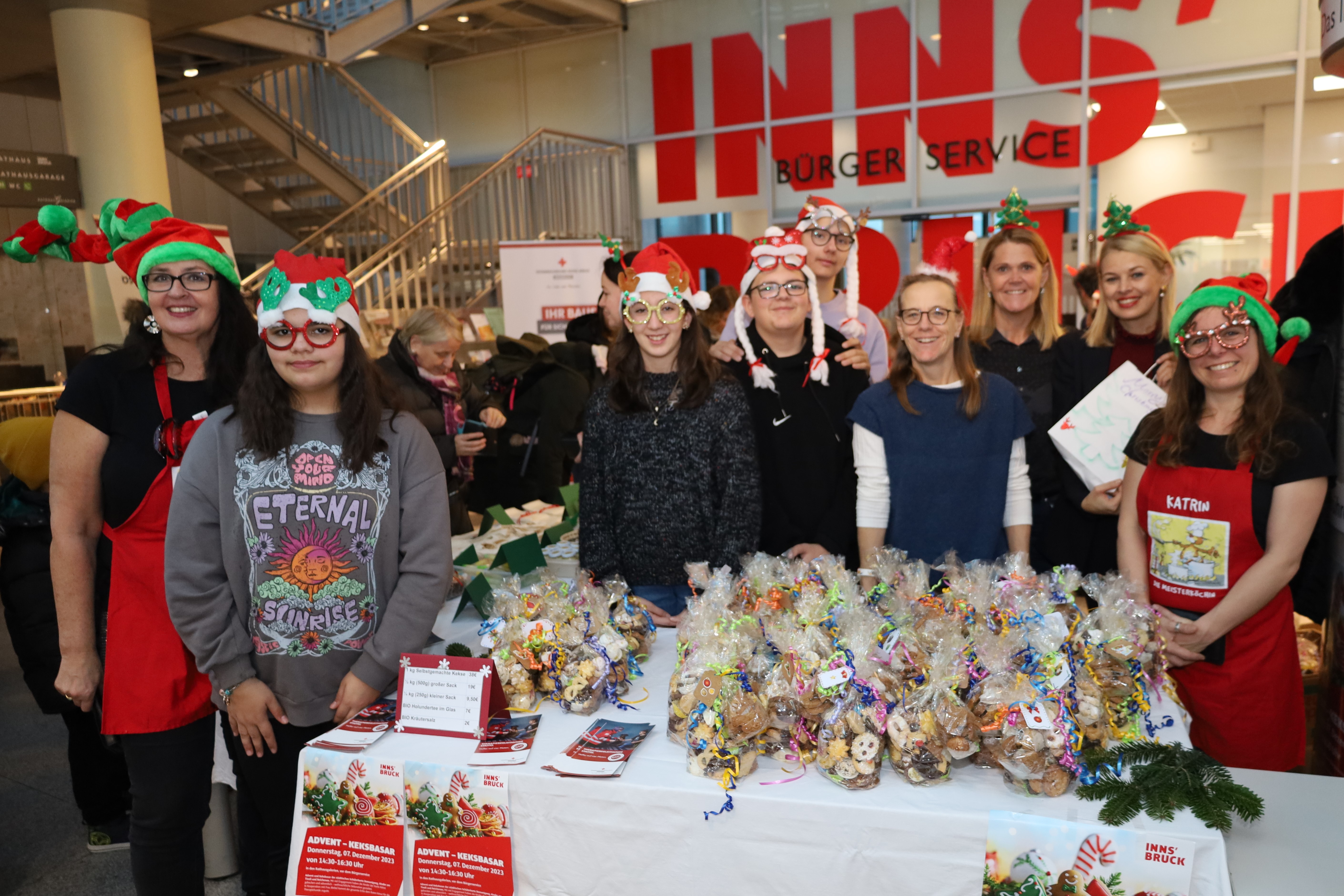 Stadträtin Elisabeth Mayr (2.v.r.) beim Advent- und Keksbasar in den Innsbrucker RathausGalerien. Der Basar wurde von von SchülerInnen aus den städtischen Schülerhorten Domanigweg, Kinder am Tivoli und Reichenau vor dem städtischen Bürgerservice veranstaltet. Den Verkaufserlös aus selbstgebackenen Keksen und selbstgemachtem Adventschmuck spendeten die Kinder zur Gänze an die Therapiehunde des Roten Kreuzes.