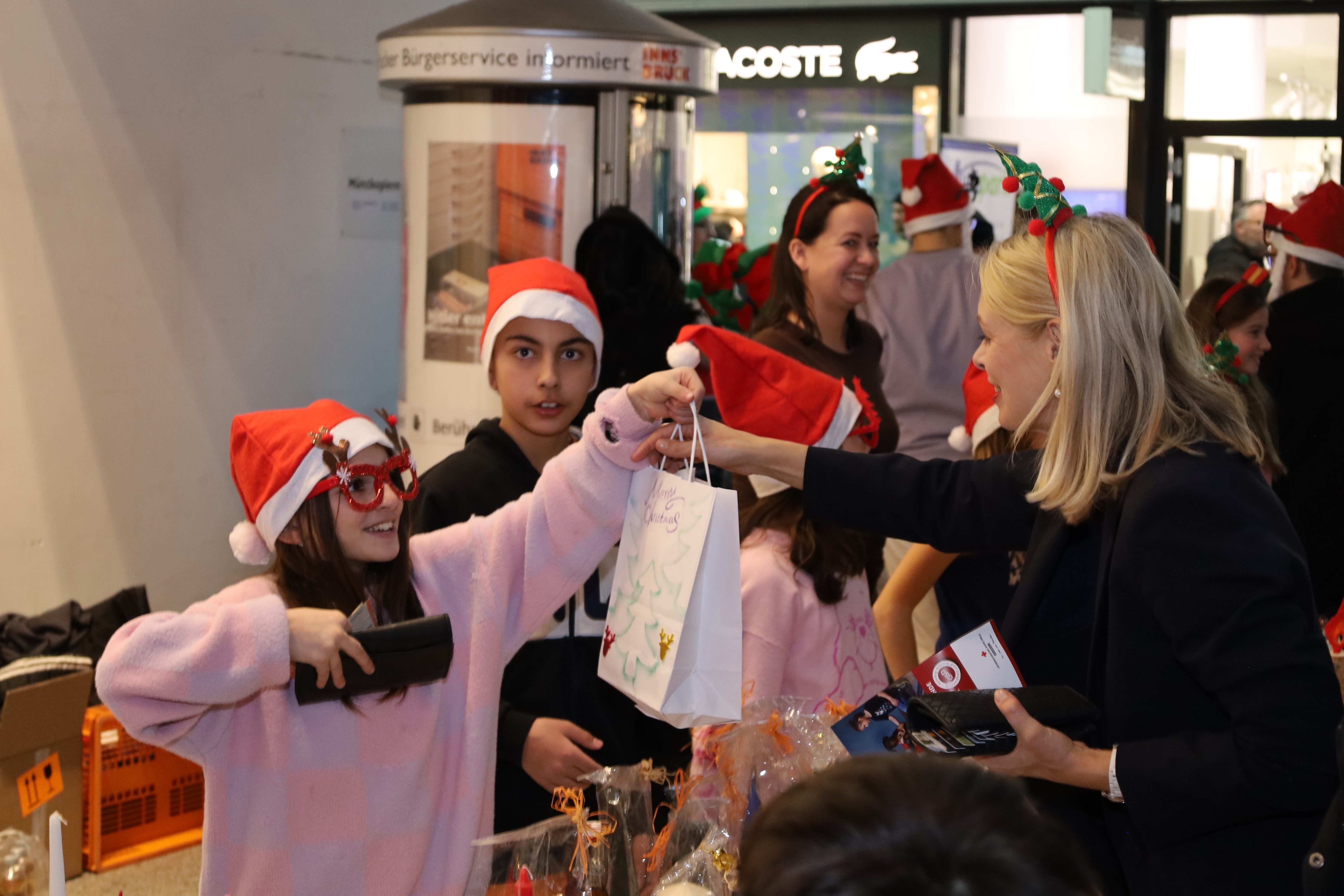 Stadträtin Elisabeth Mayr (2.v.r.) beim Advent- und Keksbasar in den Innsbrucker RathausGalerien. Der Basar wurde von von SchülerInnen aus den städtischen Schülerhorten Domanigweg, Kinder am Tivoli und Reichenau vor dem städtischen Bürgerservice veranstaltet. Den Verkaufserlös aus selbstgebackenen Keksen und selbstgemachtem Adventschmuck spendeten die Kinder zur Gänze an die Therapiehunde des Roten Kreuzes.