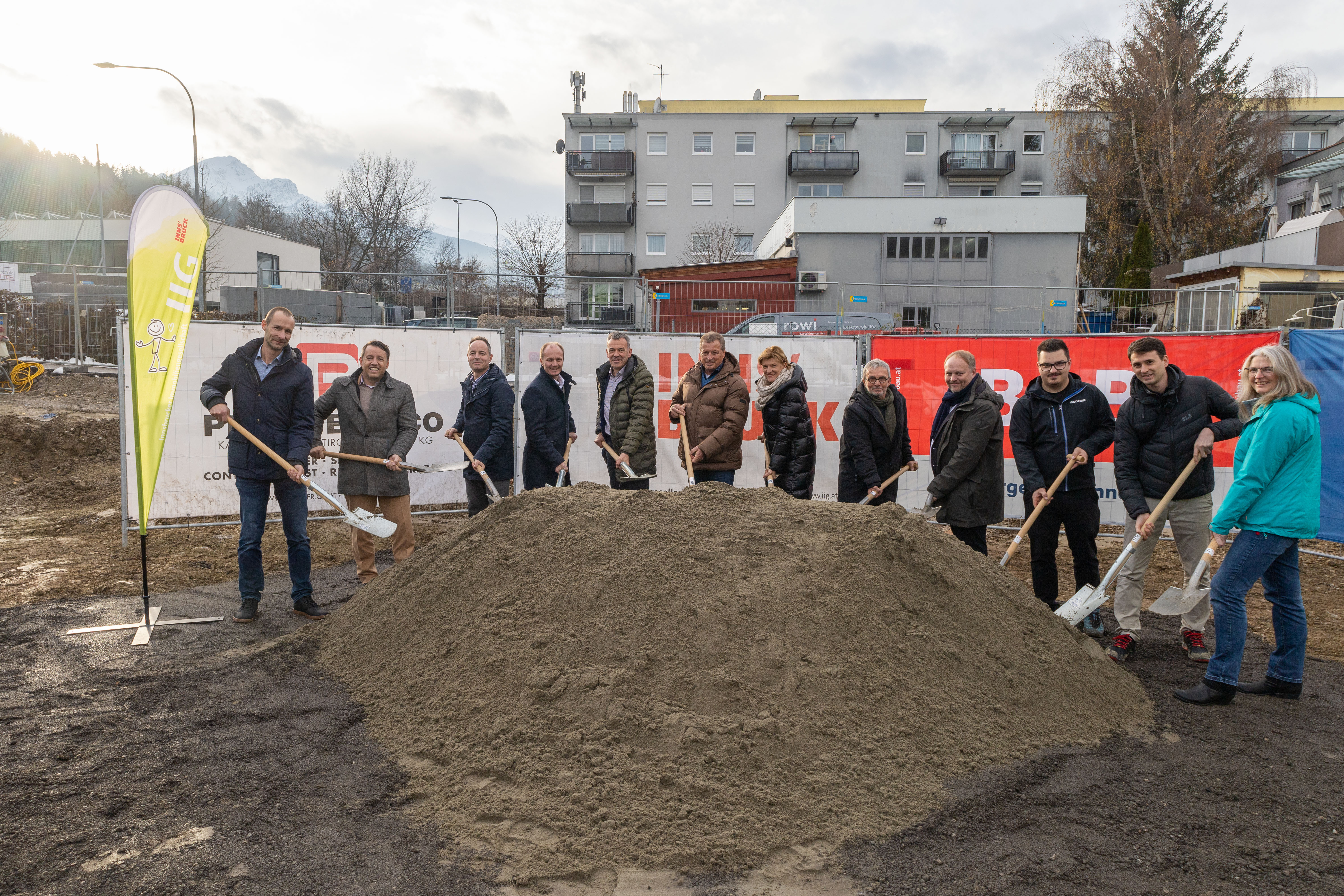 Freuen sich über den Baustart in der Wiesengasse 19b: (v.l.n.r.:) Georg Preyer (Geschäftsbereichsleiter IIG), IIG-Geschäftsführer Franz Danler, Vizebürgermeister Markus Lassenberger, Vizebürgermeister Johannes Anzengruber, Bürgermeister Georg Willi, Gemeinderat Helmut Buchacher, Stadträtin Christine Oppitz-Plörer, Architekt Manfred Gsottbauer, Gemeinderat Lucas Krackl, Fabian Wieser (IIG), Florian Stolz (Fa. Bodner) und Projektleiterin Jasmine Rosa Hangl (IIG).