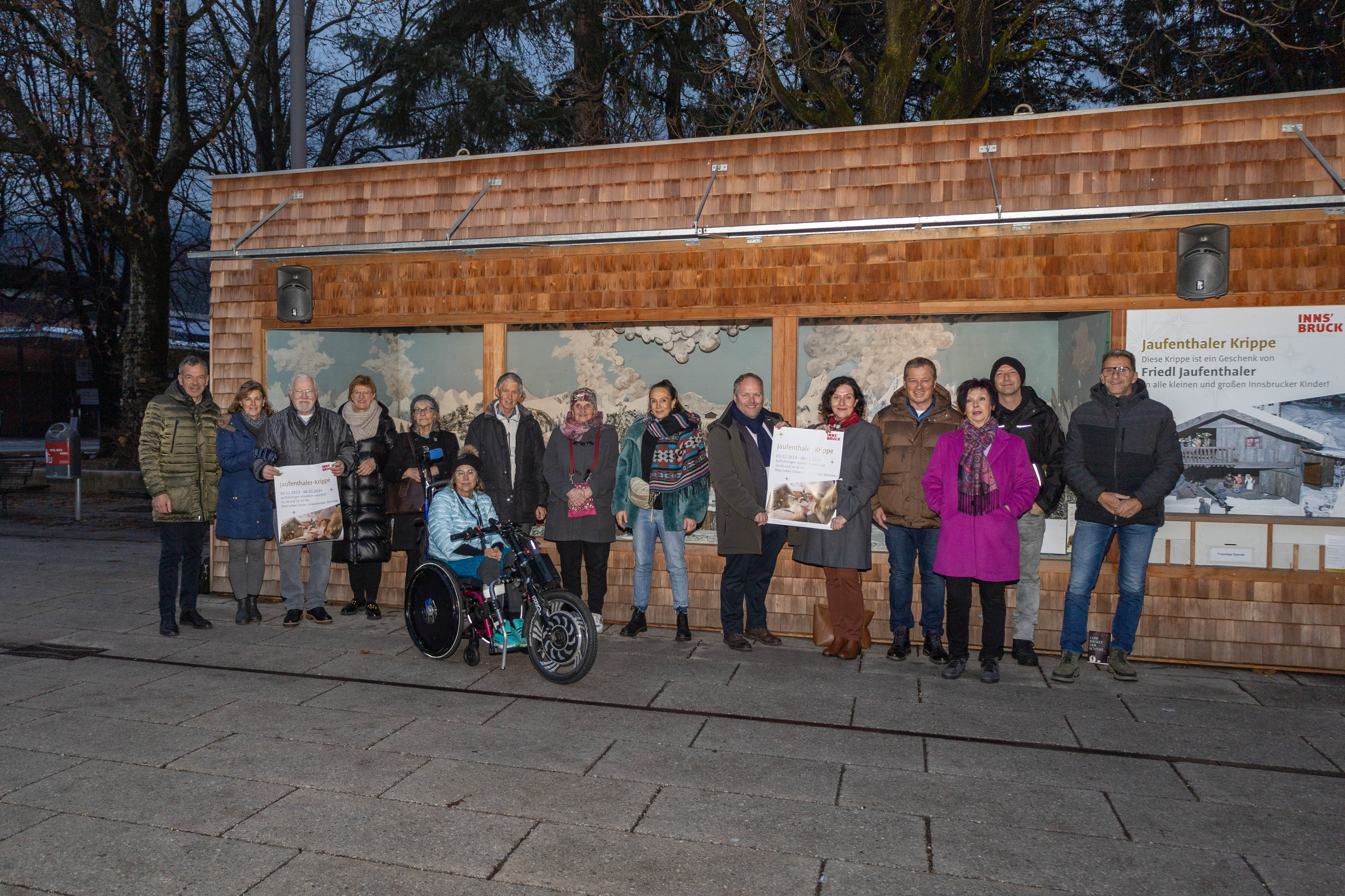 Ein Höhepunkt für Familien im Innsbrucker Advent ist die Jaufenthaler-Krippe. Bis zum 6. Jänner dürfen sich in der Vorweihnachtszeit große und kleine Innsbrucker Kinder über das Kunstwerk am neuen Standort, am Nebenplatz des Tiroler Landestheaters, erfreuen. Auf Initiative der früheren Bürgermeisterin Hilde Zach wurde die Krippe zum fixen Bestandteil der Adventzeit. 15 Motoren betreiben die 28 Figuren, treiben den Wasserfall an, lassen die Türen auf- und zugehen, den Mond aufsteigen, den Hochaltar auftauchen und den Gloria-Engel aus einer Wolke erscheinen. Die Jaufenthaler-Krippe ist ein Geschenk von Friedl Jaufenthaler an die Stadt Innsbruck. Im Beisein der Familie Jaufenthaler bestaunten Bürgermeister Georg Willi, Stadträtin Christine Oppitz-Plörer, Referatsleiterin Uschi Klee (Referat Frauen und Generationen), Christian Mark (Christkindlmarkt Marktplatz) und anwesende Mitglieder des Innsbrucker Gemeinderates das Meisterwerk des 2004 verstorbenen Krippenbauers.