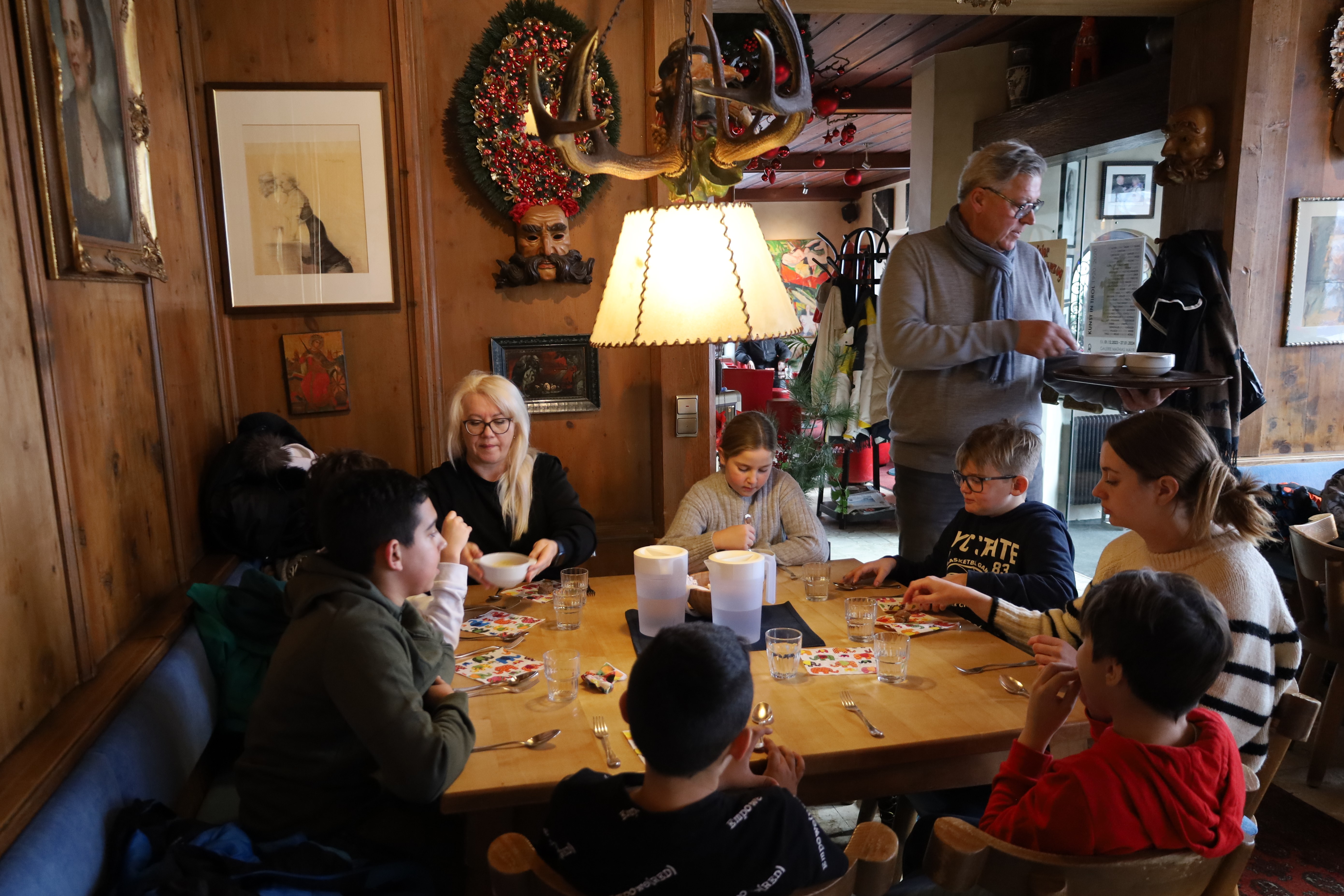 Am Mittagstisch der schulischen Tagesbetreuung werden die Volksschulkinder im Gasthaus Ägidihof in Igls mit Speisen versorgt.