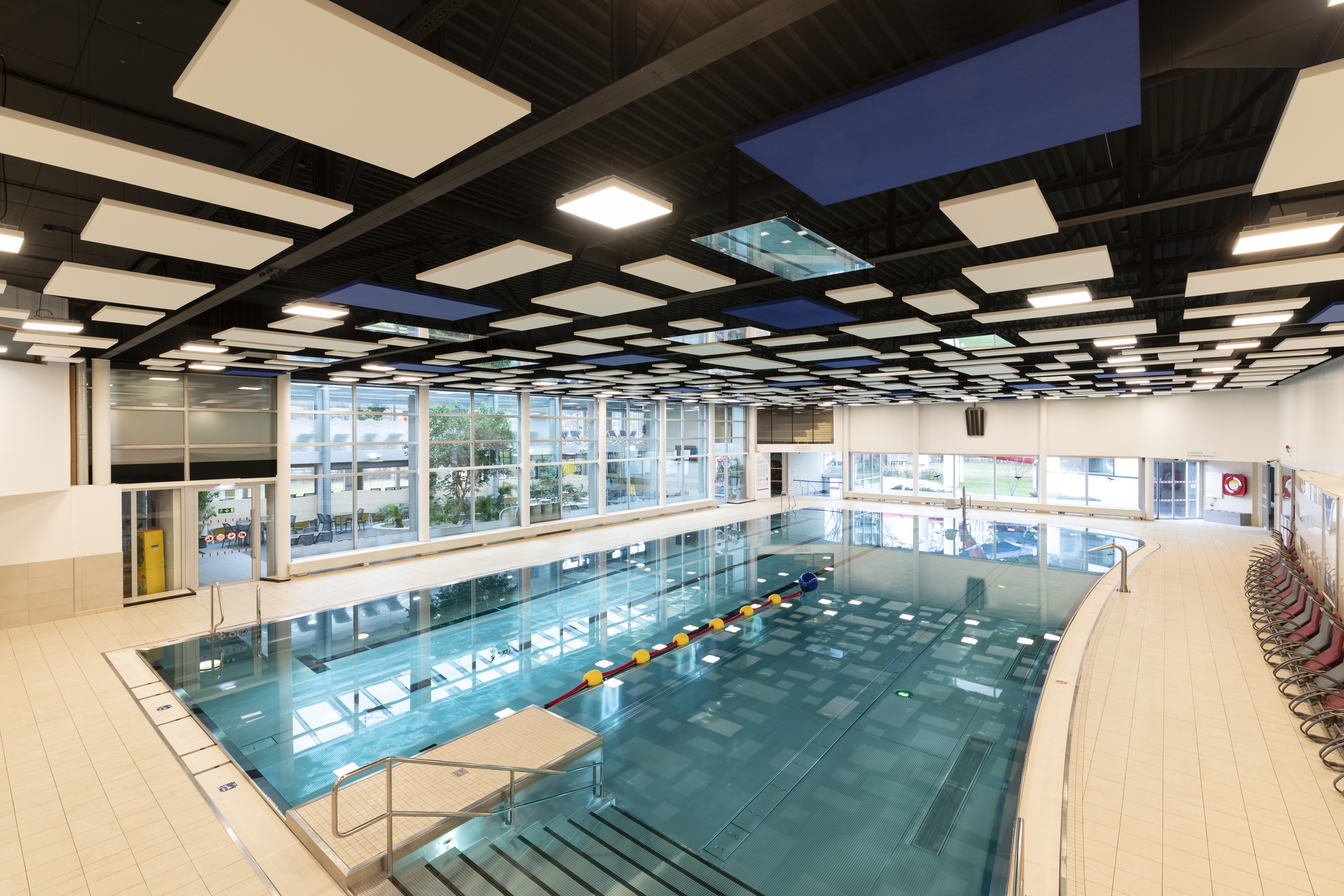 Für Kinder und Jugendliche ist der Besuch der Innsbrucker Bäder am 24. Dezember kostenlos: Im Bild das Hallenbad Olympisches Dorf.