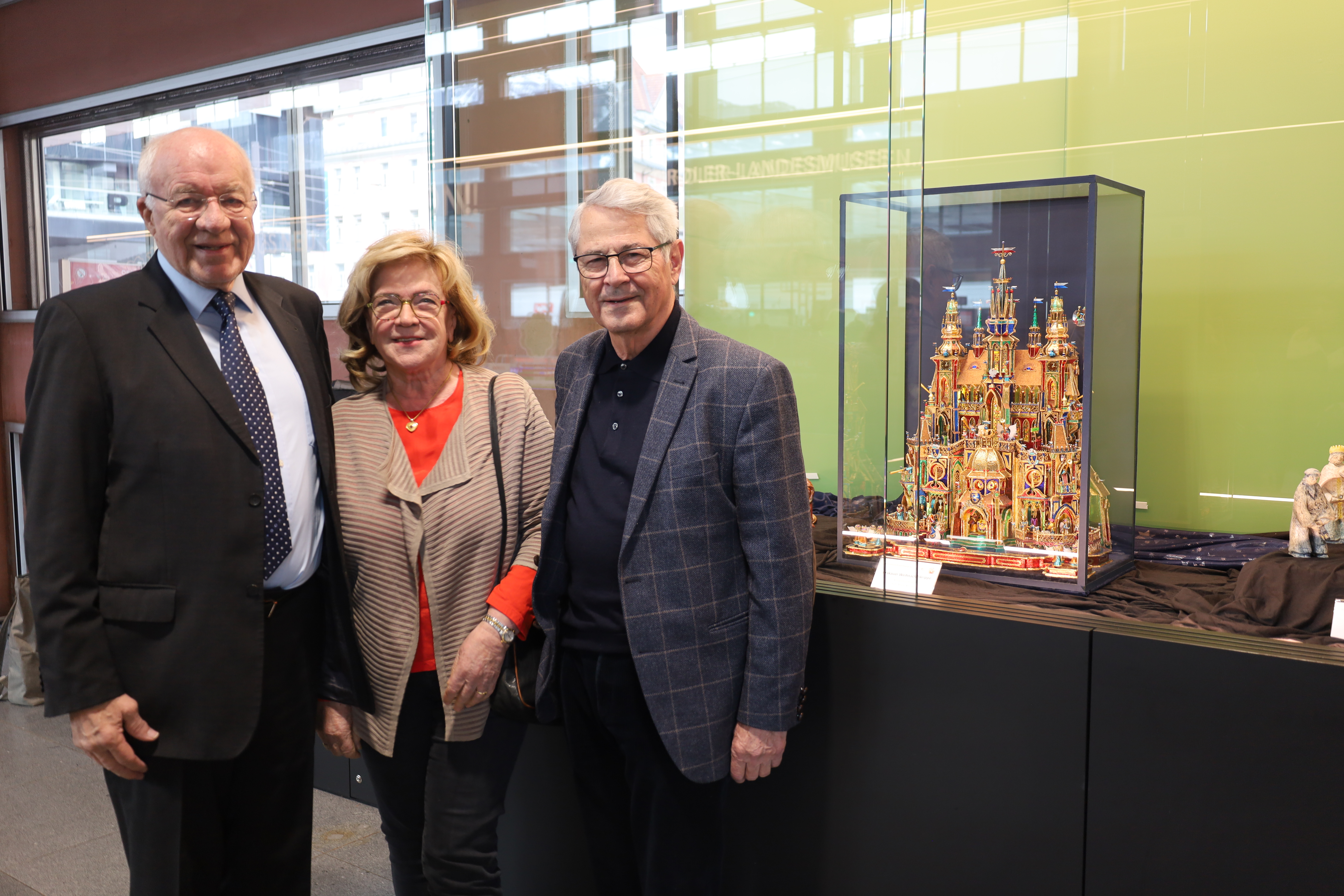 Eine Weihnachtskrippe aus Innsbrucks Partnerstadt Krakau ist aktuell Teil einer Ausstellung am Hauptbahnhof, die Alt-Vizebgm. Eugen Sprenger (Honorarkonsul der Republik Polen in Tirol) mit Gattin Maryla und Alt-Bgm. Herwig van Staa am 21. Dezember besichtigten. 
Innsbrucks Städtepartnerschaft mit der Universitätsstadt Krakau wurde vor 25 Jahren, im Jahr 1998, geschlossen und seither durch verschiedene Schulpartnerschaften, Austauschprogramme und Teilnahmen an Märkten und Veranstaltungen vertieft. Die prächtige Krippe aus Krakau stammt vom polnischen Krippenbaumeister Maciej Moszew und ist noch bis 2. Feber 2024 zu sehen.