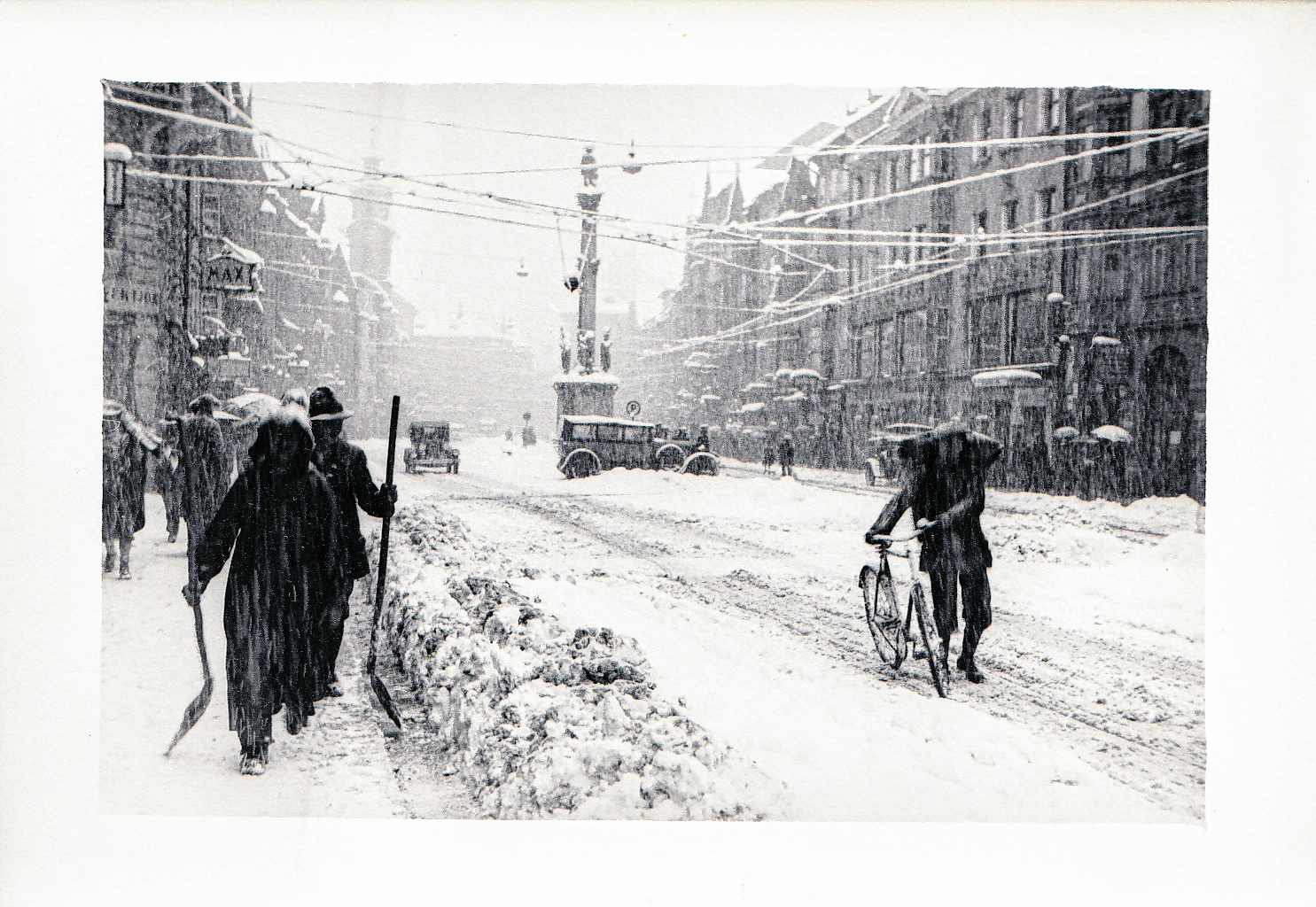 Schneeschaufeln in der Maria-Theresienstraße 1930-40