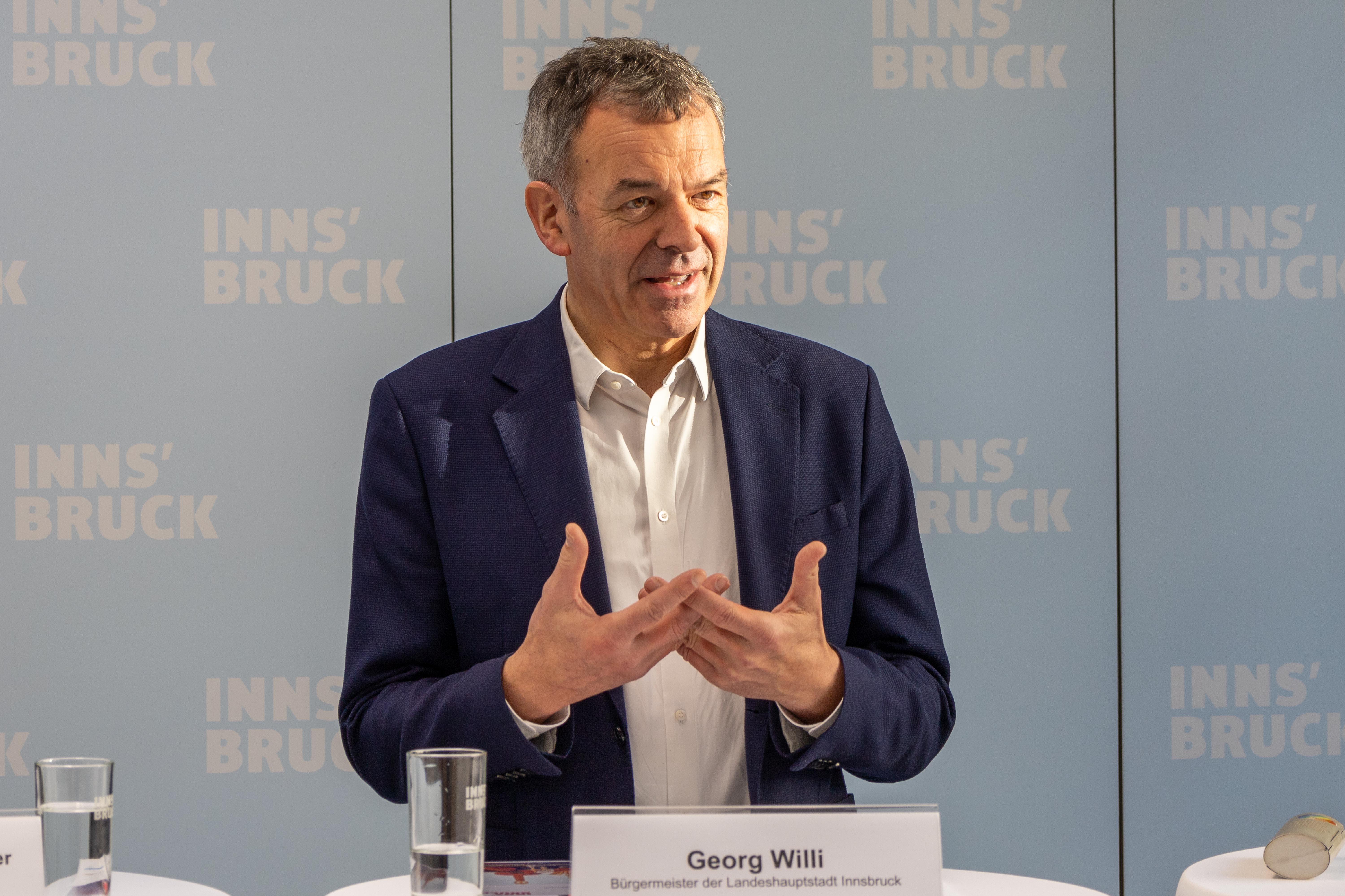 Bürgermeister Willi hebt die städtische Musikschule als wichtige Ausbildungsstätte für Musizierende hervor.