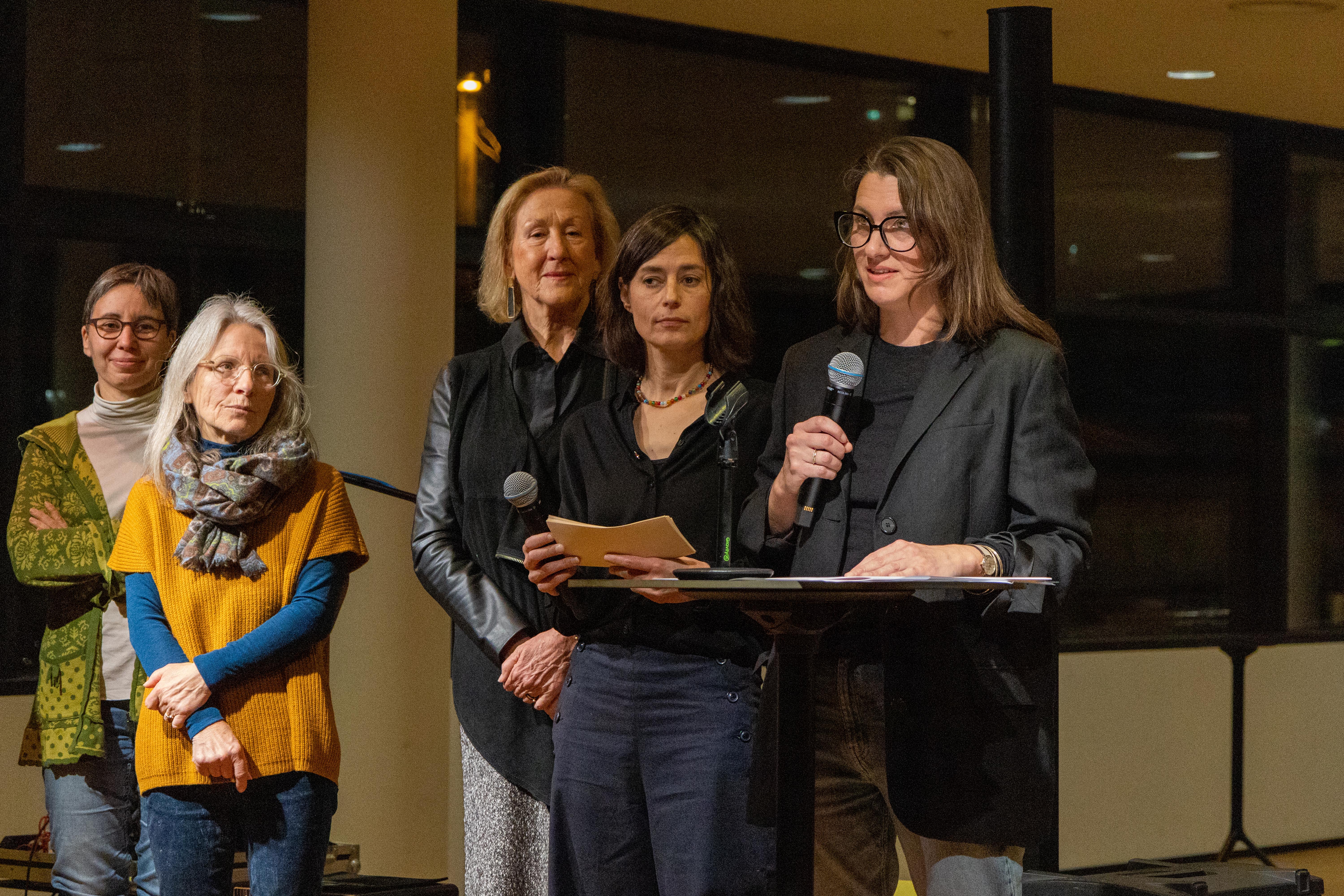 Jenny Illing (r.) und Teresa Waas (2. v. r.) bedankten sich gemeinsam mit den anwesenden Kulturbuddies für die Prämierung ihres Projektes.