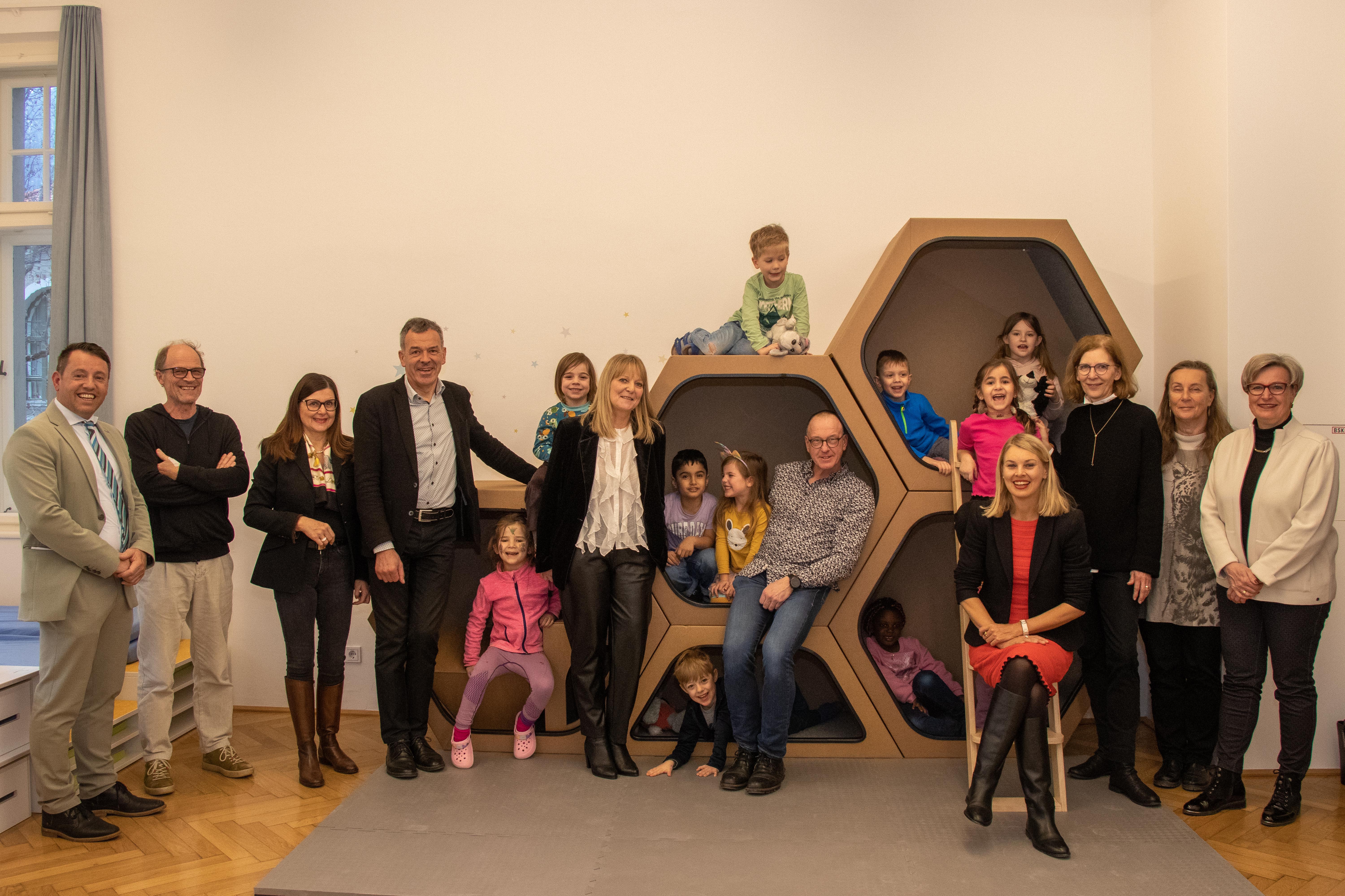 Freuten sich gemeinsam mit den Kindern über die neuen Räumlichkeiten in der Müllerstraße im Stadtteil Wilten: (v. l.) IIG-Geschäftsführer Franz Danler, Thomas Wolf (ISD-Bereichsleiter Kinderzentren), Gemeinderätin Brigitte Berchtold, Bürgermeister Georg Willi, Kindergarten-Leiterin Carolin Plangger, Robert Mair (Amt für Grünanlagen), Stadträtin Elisabeth Mayr, Amtsleiterin Martina Zabernig, Sabine Steffan (Personalvertretung Stadt Innsbruck) und Abteilungsleiterin Birgit Neu.