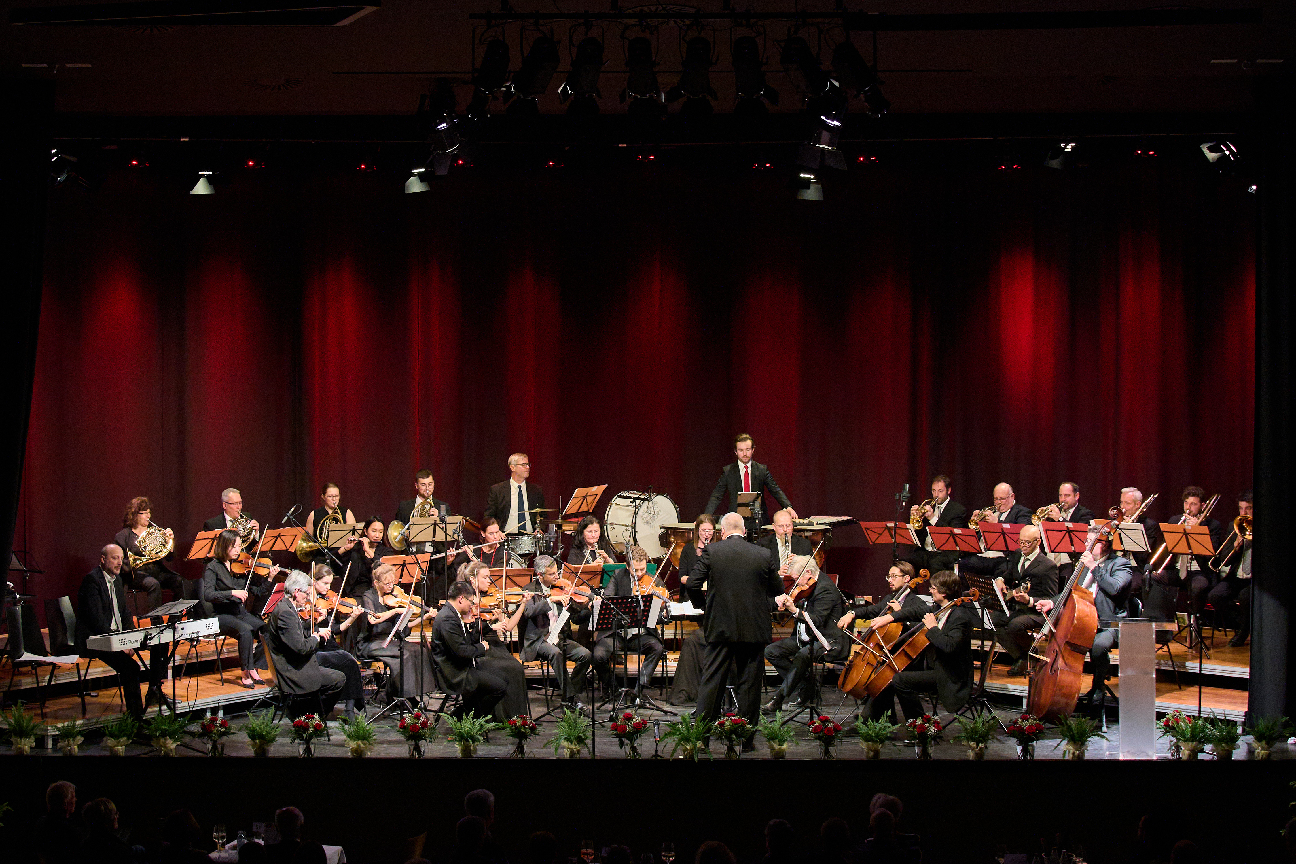 Schwungvoll und heiter begann Musikschuldirektor Wolfram Rosenberger das neue Jahr 2024.  Direktor Rosenberger dirigierte in der Stadthalle Ybbs das Vienna Philharmonic Rock Orchestra, als Solistin wirkte die Sopranistin Elisabeth Nagiller mit. Mit einem klassischen Programm, das mit einigen Überraschungen auch für fröhliche Stimmung sorgte, begeisterte er in der ausverkauften Stadthalle. Das Publikum bedankte sich für den glanzvollen Abend beim Orchester, bei der Solistin und bei Direktor Wolfram Rosenberger mit stehende Ovationen.