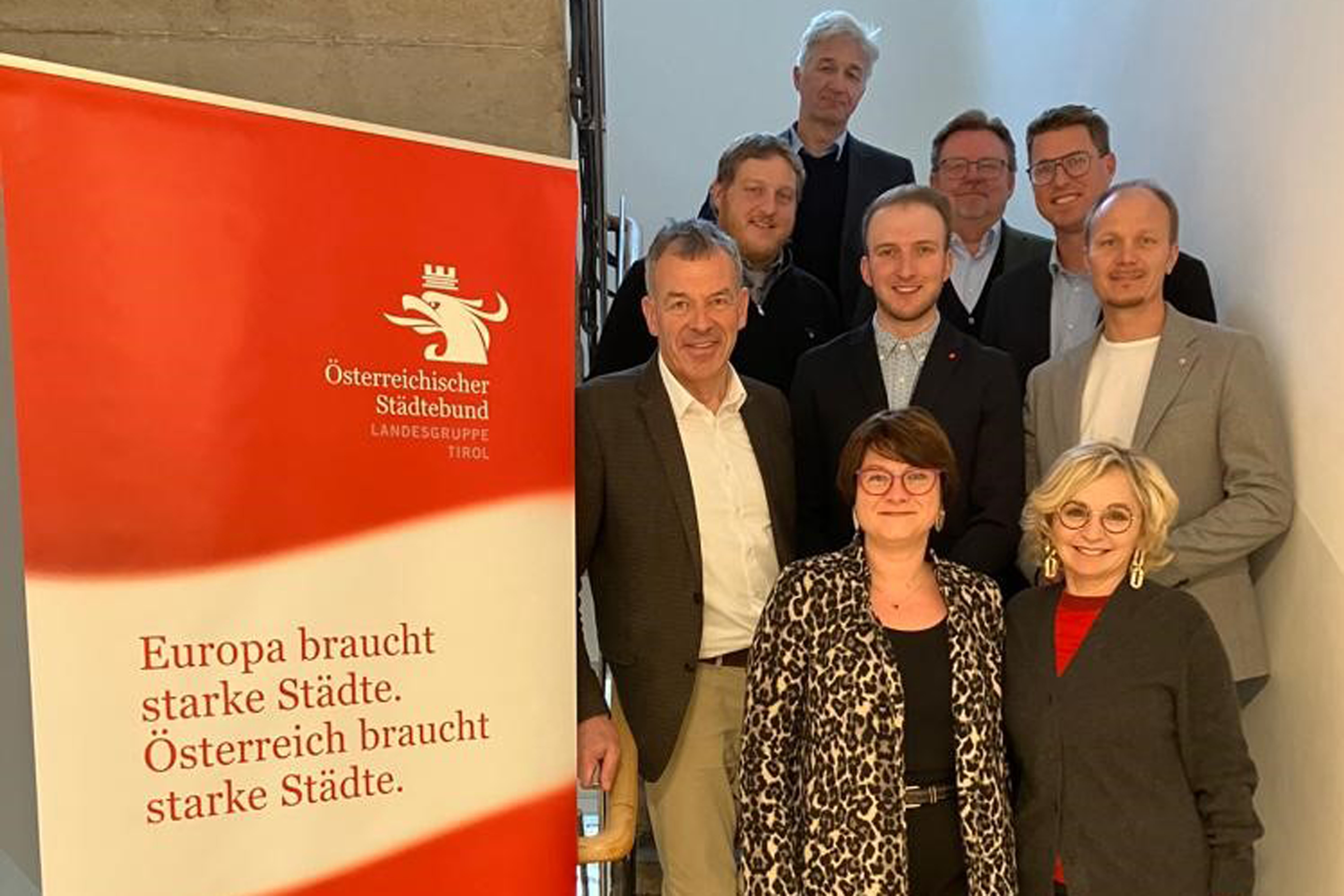 Vorsitzender Bürgermeister Georg Willi (2. Reihe li., Innsbruck) mit den MitgliedervertreterInnen Vizebürgermeisterin Julia Schmid (1. Reihe li., Hall), Bürgermeisterin Elisabeth Blanik (1. Reihe re., Lienz), Gemeinderat Johannes Anzengruber (2. Reihe re., Innsbruck), Vizebürgermeister Marco Seelos (2. Reihe Mitte, Imst), Bürgermeister Christian Härting (3. Reihe re., Telfs), Bürgermeister Josef Karbon (3. Reihe Mitte, Rum), Vizebürgermeister Stefan Graf (3. Reihe li., Kufstein) und Bürgermeister Dietmar Wallner (4. Reihe, Jenbach).