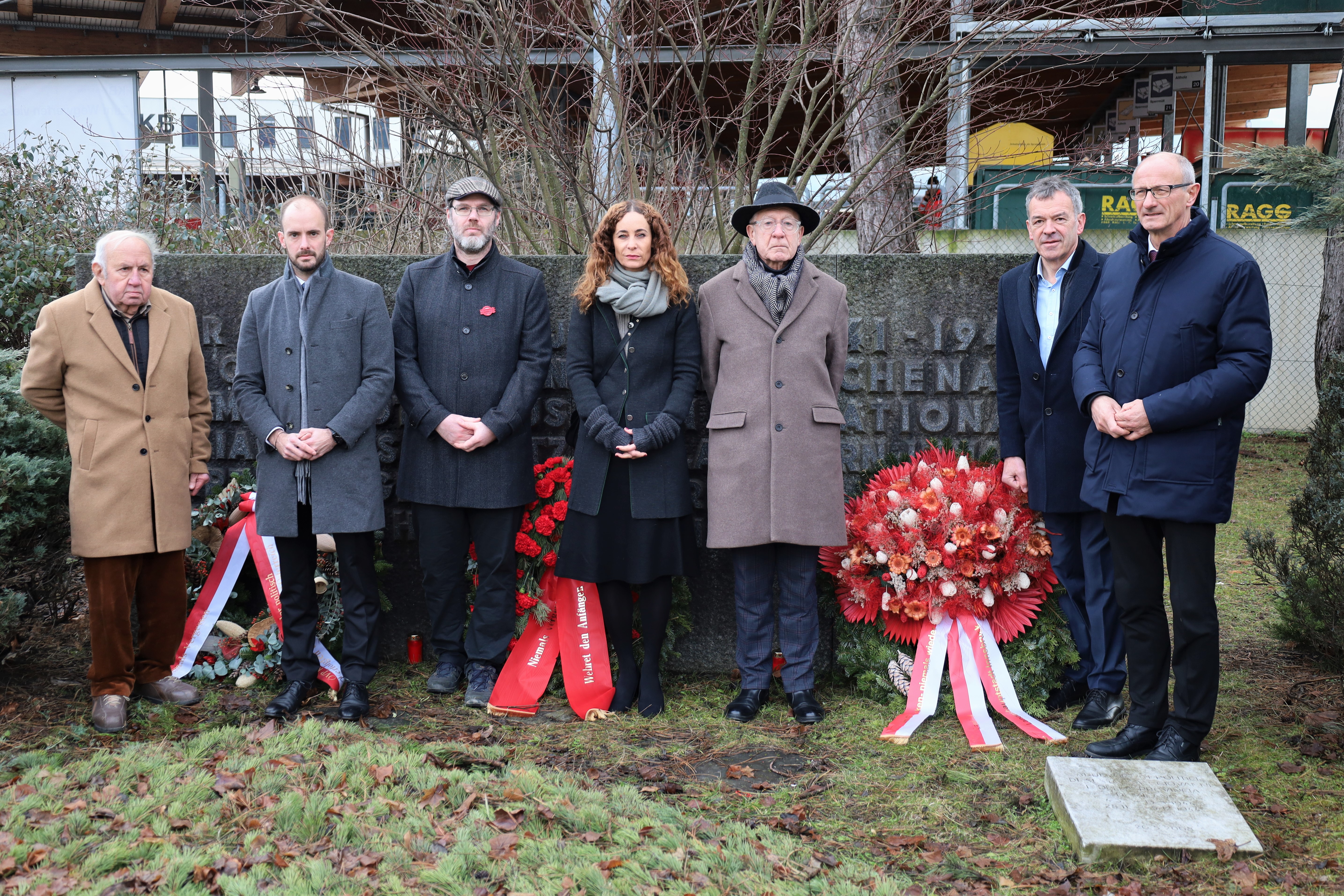 (v.l.n.r.) Obmann Clemens Hornich (ÖVP-Kameradschaft der politisch Verfolgten), Staatssekretär Florian Tursky, Stellvertretender Vorsitzender Wolfgang Grünzweig (Sozialdemokratische FreiheitskämpferInnen), Landesrätin Eva Pawlata, Präsident Günter Lieder (IKG), Bürgermeister Georg Willi und Landeshauptmann Anton Mattle bei der gemeinsamen Kranzniederlegung am Mahnmal für das „Arbeitserziehungslager Reichenau“.