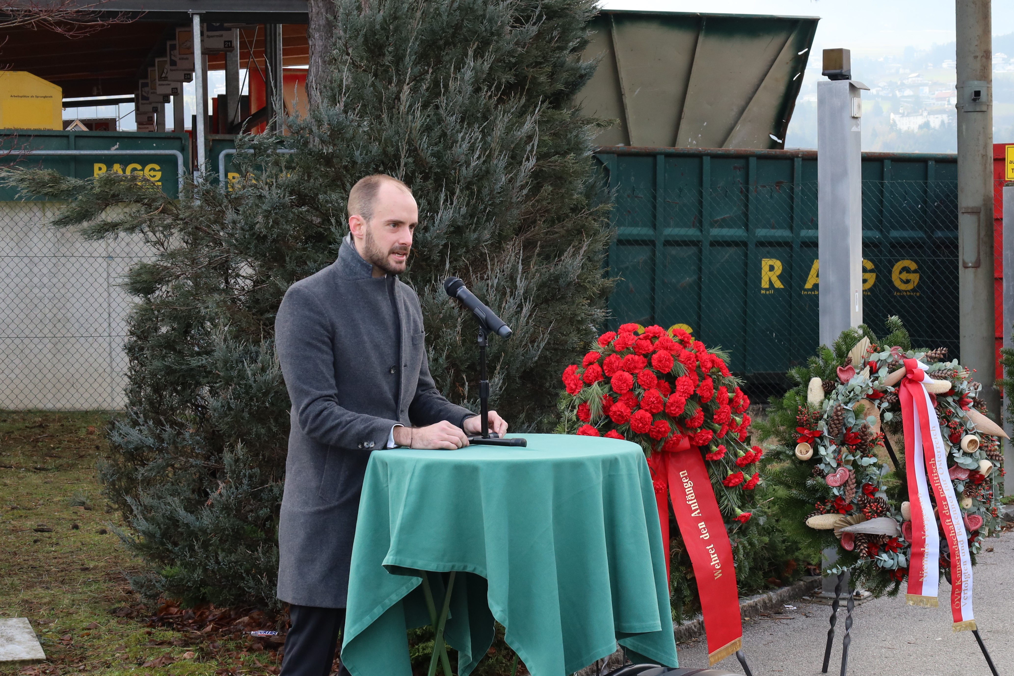 Staatssekretär Florian Tursky erinnert bei der gemeinsamen Kranzniederlegung an die Rolle der Opferverbände.