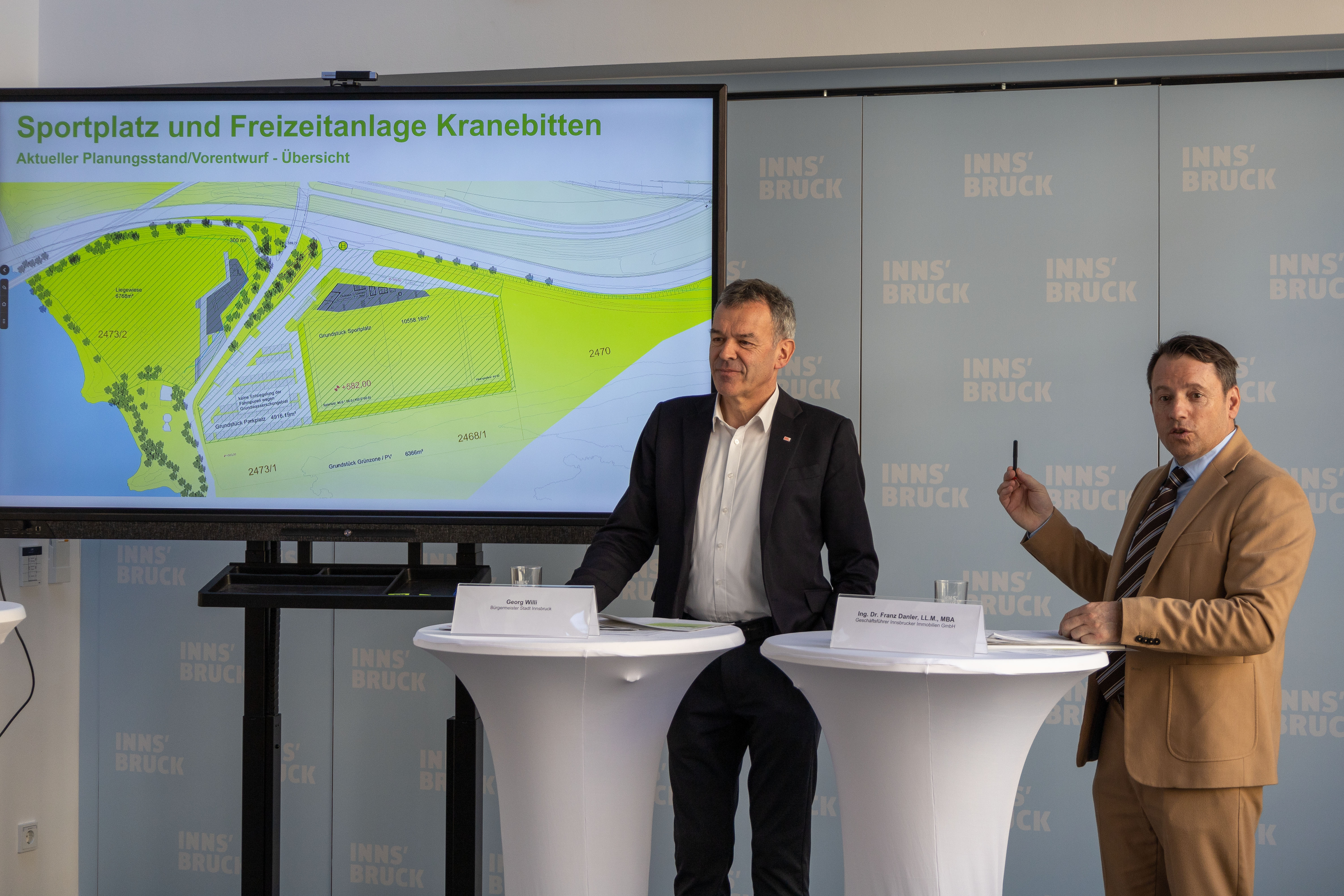 Bürgermeister Georg Willi (l.) und IIG-Geschäftsführer Franz Danler präsentierten Planungen rund um den Sportplatz Kranebitten.