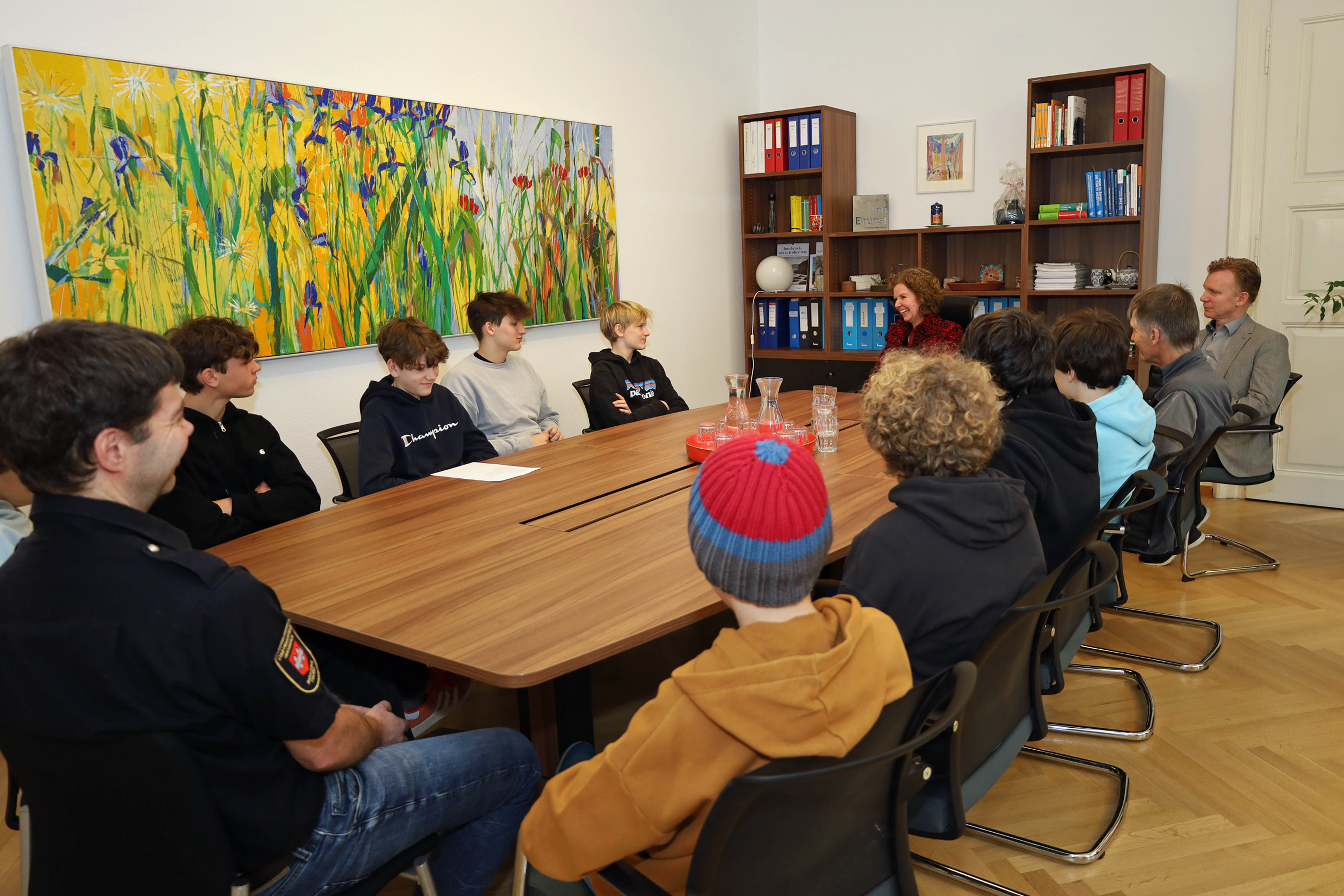 Am Dienstag, 6. Februar 2024, statteten neun Schüler des Bundesrealgymnasiums Sillgasse gemeinsam mit ihrem Lehrer, Direktor-Stv. Ernst Krall, (2.v.r., stehend) dem Magistrat Innsbruck einen Besuch ab. Manfred Hirsch (l., stehend), Referent Gebäude- und Wohnungsregisters (GWR), und Christian Kugler (r., stehend), Amtsvorstand Bau- und Feuerpolizei, gewährten den Schülern interessante Einblicke in den Magistratsalltag. Auch Magistratsdirektorin Gabriele Herlitschka (3.v.r., stehend) nahm sich gerne für die Gymnasiasten Zeit und stand ihnen für Fragen zur Verfügung.