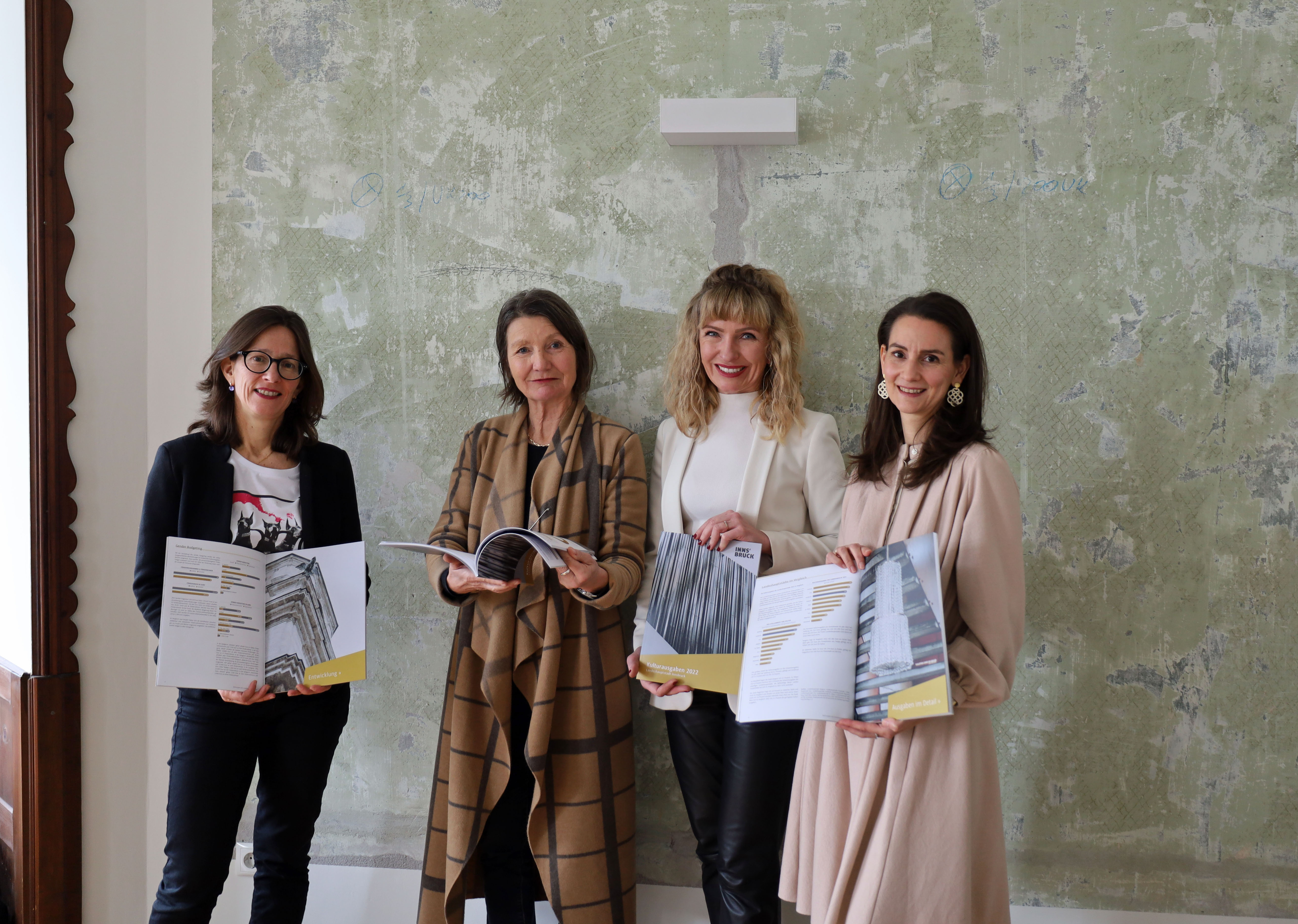 In Innsbruck fließen 7,4 Prozent der Gesamtausgaben in Kunst und Kultur. Kulturstadträtin Uschi Schwarzl (2. v.l.) und präsentierte den Ausgabenbericht für 2022 mit (v.l.) Christina Alexandridis (Kulturentwicklung und Förderung), Kulturamtsleiterin Isabelle Brandauer und Caroline Konrad (GQ Kulturberatung und Kulturforschung).