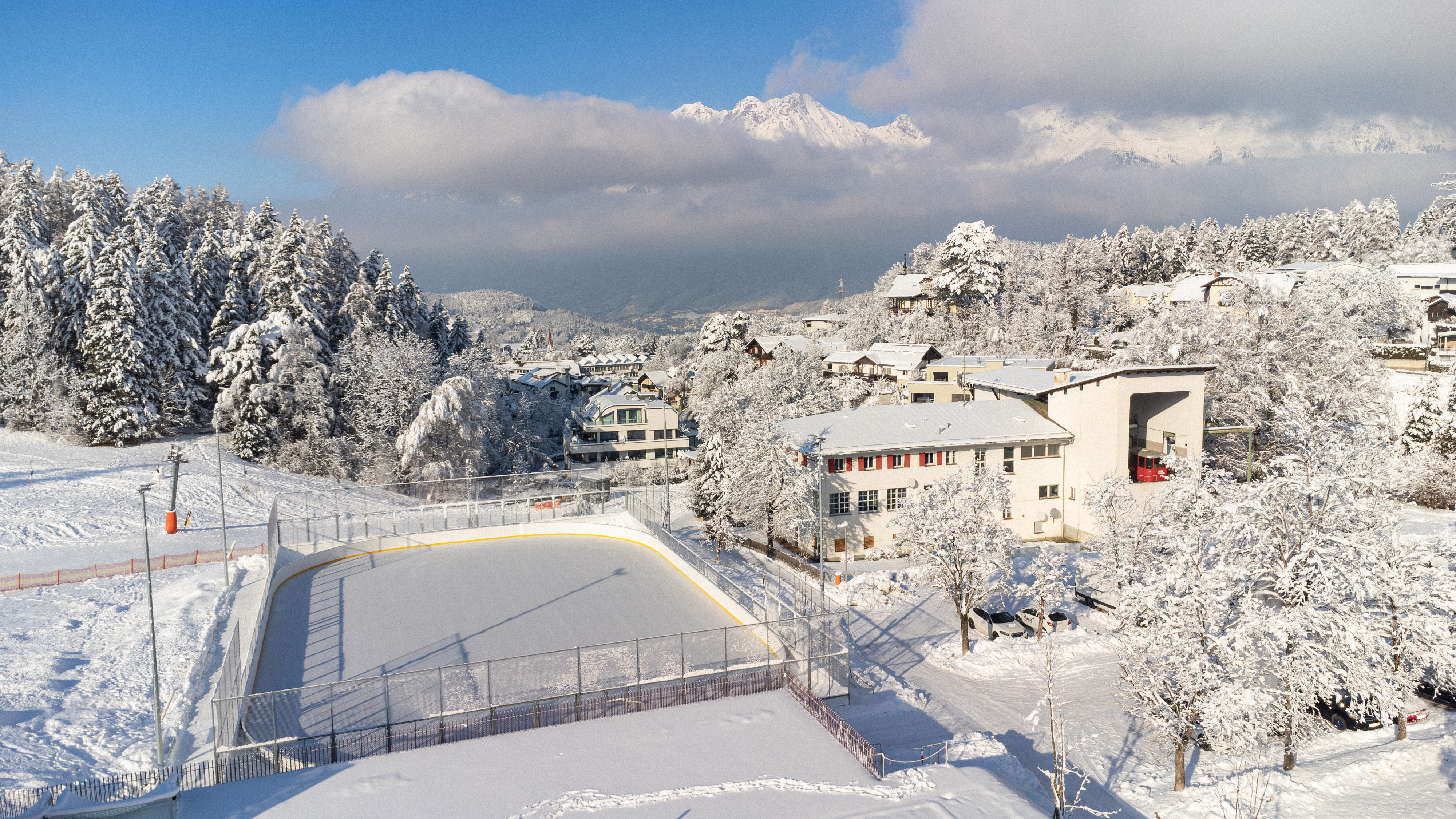 Der neue Sportanlage Zimmerwiese in Igls lädt zum Eislaufen ein.