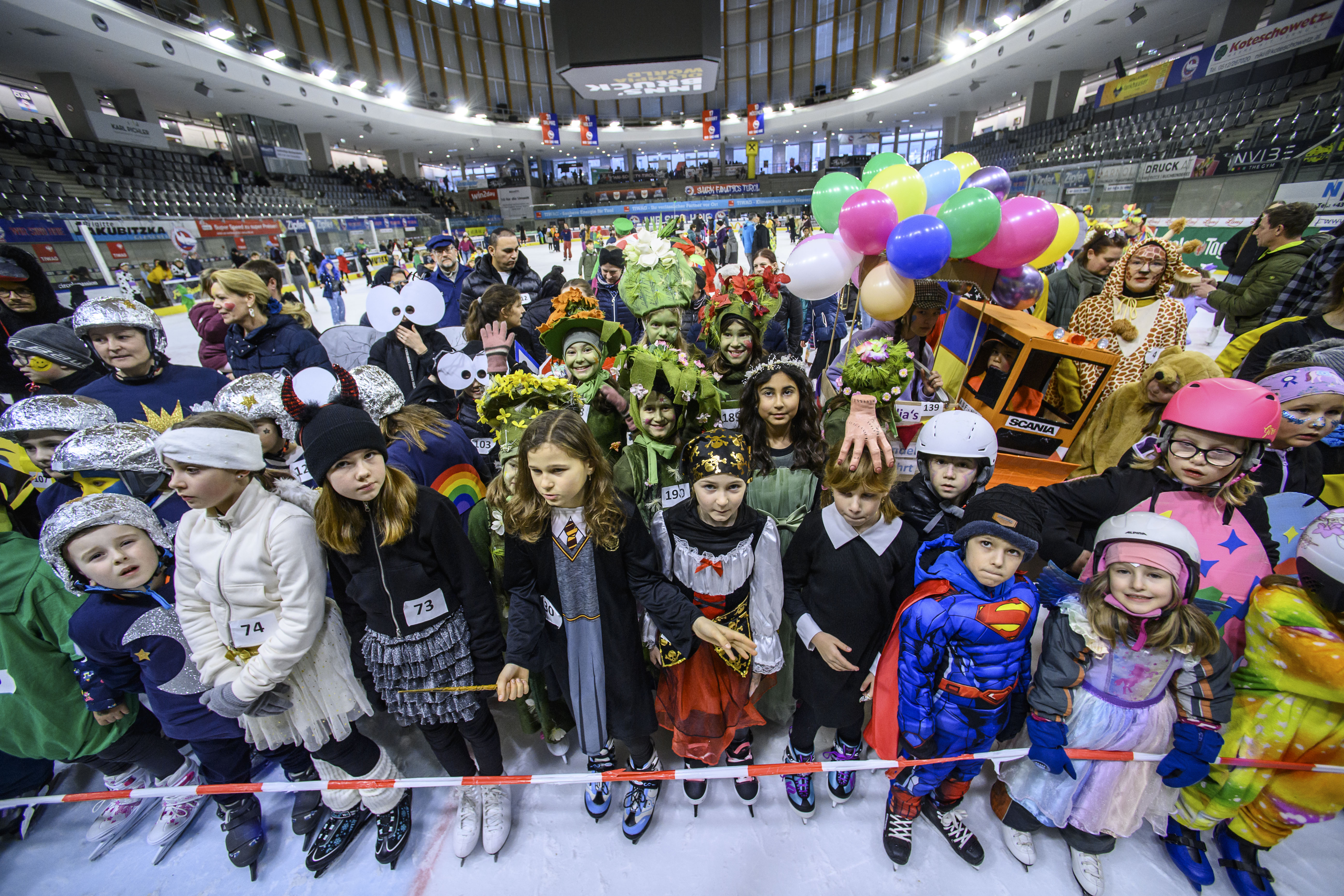 Beim jährlich stattfindenden Kindereisfest der Tiroler Tageszeitung, das in Zusammenarbeit mit der Stadt Innsbruck organisiert wurde, wird der Fasching in allen Facetten zelebriert - auf der Eisfläche der OlympiaWorld. Rund 1000 BesucherInnen - darunter auch Innsbrucks Bürgermeister Georg Willi - freuten sich mit den Kindern über kreative, selbstgebastelte Kostüme, die am Ende feierlich prämiert wurden.