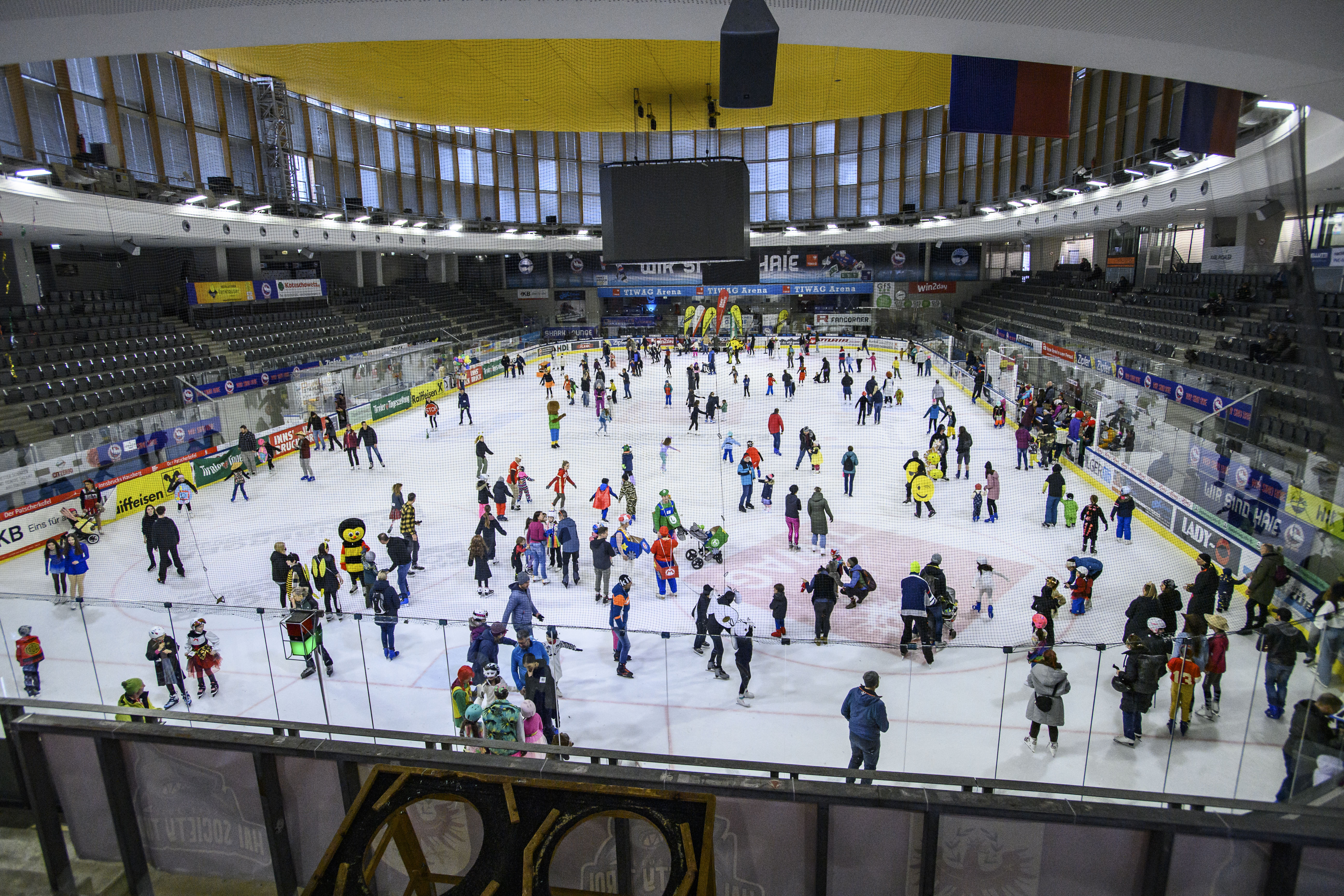 Beim jährlich stattfindenden Kindereisfest der Tiroler Tageszeitung, das in Zusammenarbeit mit der Stadt Innsbruck organisiert wurde, wird der Fasching in allen Facetten zelebriert - auf der Eisfläche der OlympiaWorld. Rund 1000 BesucherInnen - darunter auch Innsbrucks Bürgermeister Georg Willi - freuten sich mit den Kindern über kreative, selbstgebastelte Kostüme, die am Ende feierlich prämiert wurden.