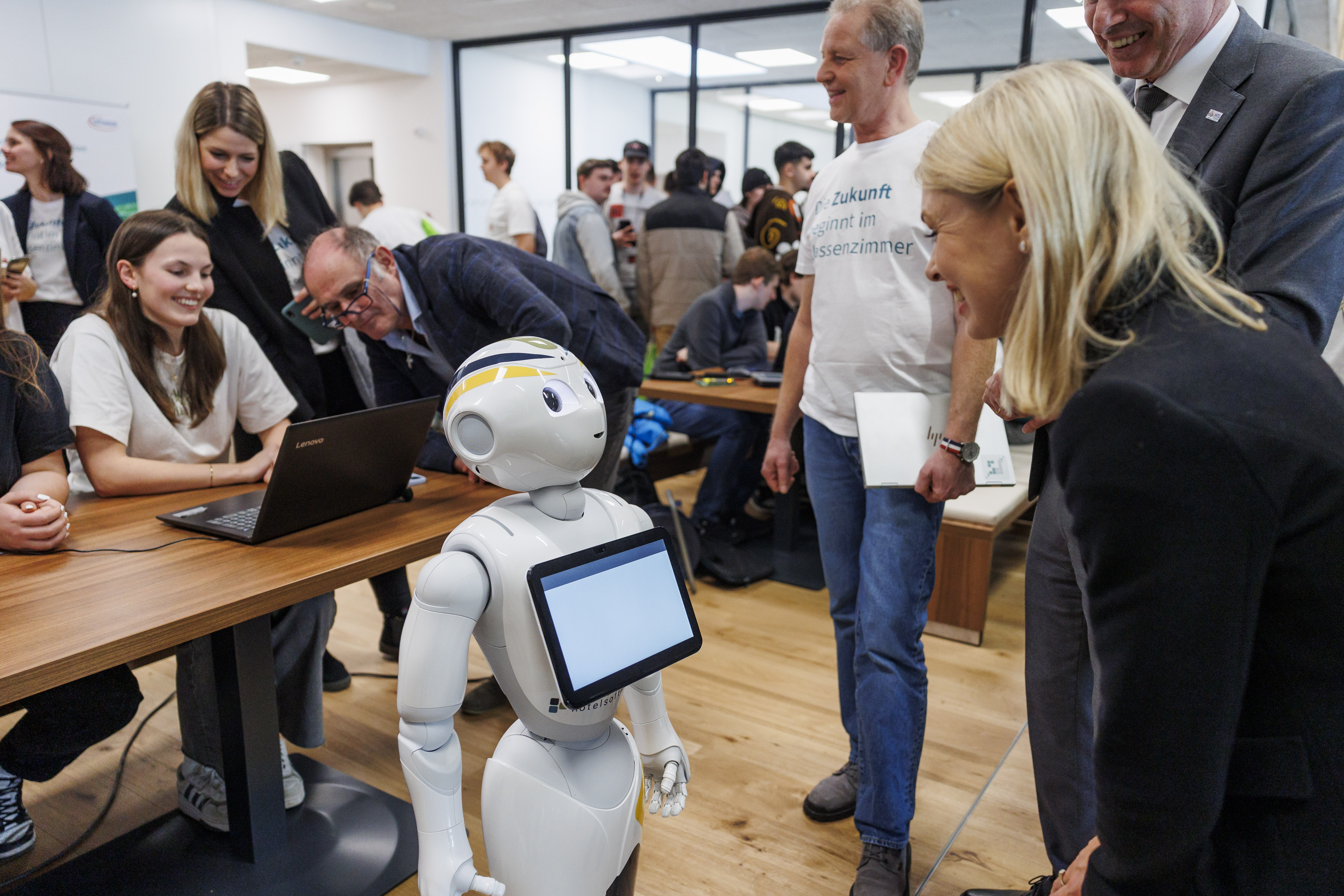 Ab dem Sommersemester 2023/24 ist das Competence Centre HTL Anichstraße eine Infineon "Smart Learning" Kooperationsschule. Das Schulteam erhält direkten Zugang zu modernsten
Technologien für Energiespeichersysteme, die mobile Robotik oder erneuerbare
Energien. Bildungsstadträtin Elisabeth Mayr (3.v.l., stehend) freut sich über die Kooperation, welche die praxisorientierte Ausbildung stärkt und für bestens qualifizierte technische Fachkräfte in der Region sorgt.