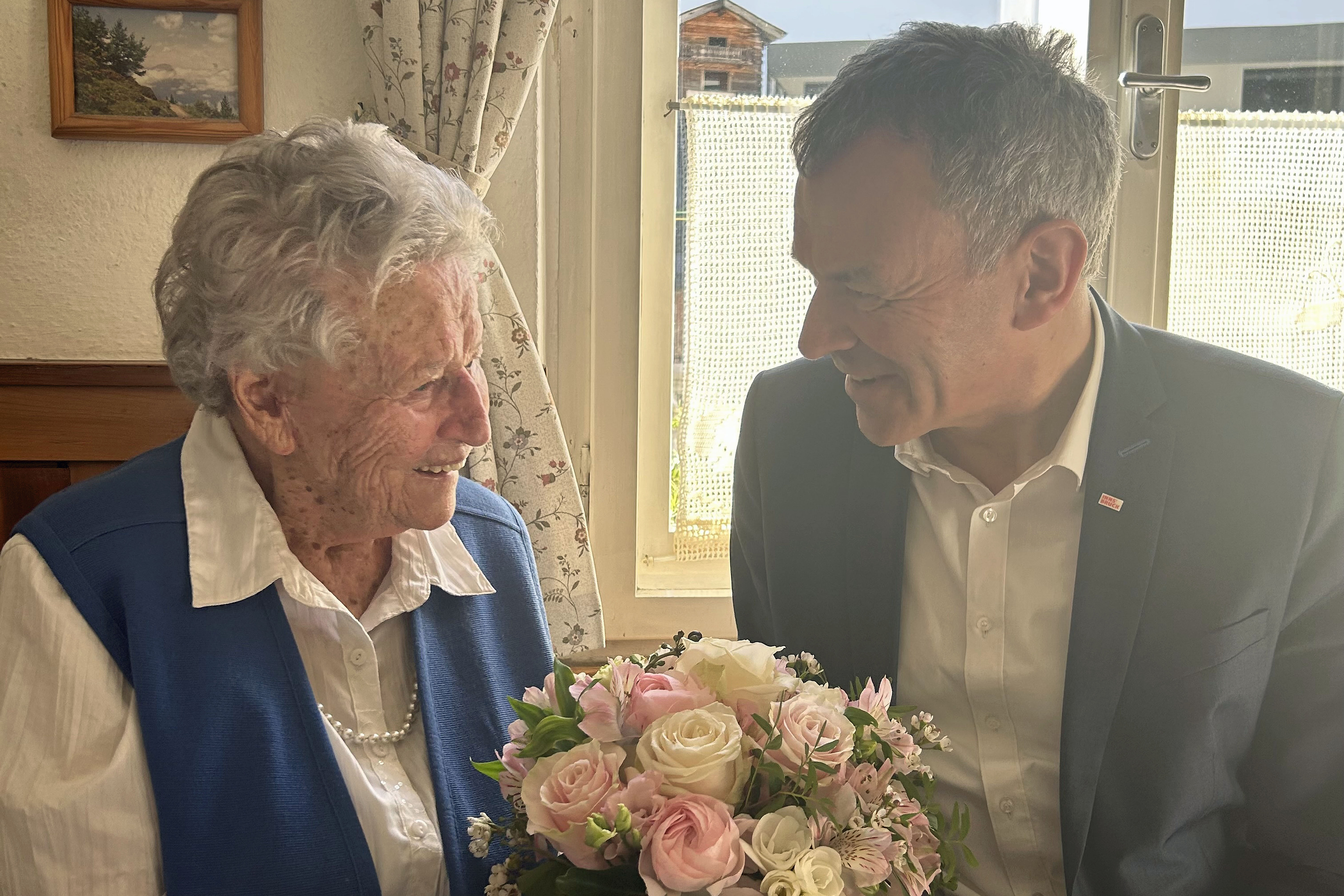 In Hötting freute sich Anna Maria Moser über die blumigen Grüße des Innsbrucker Bürgermeisters Georg Willi.