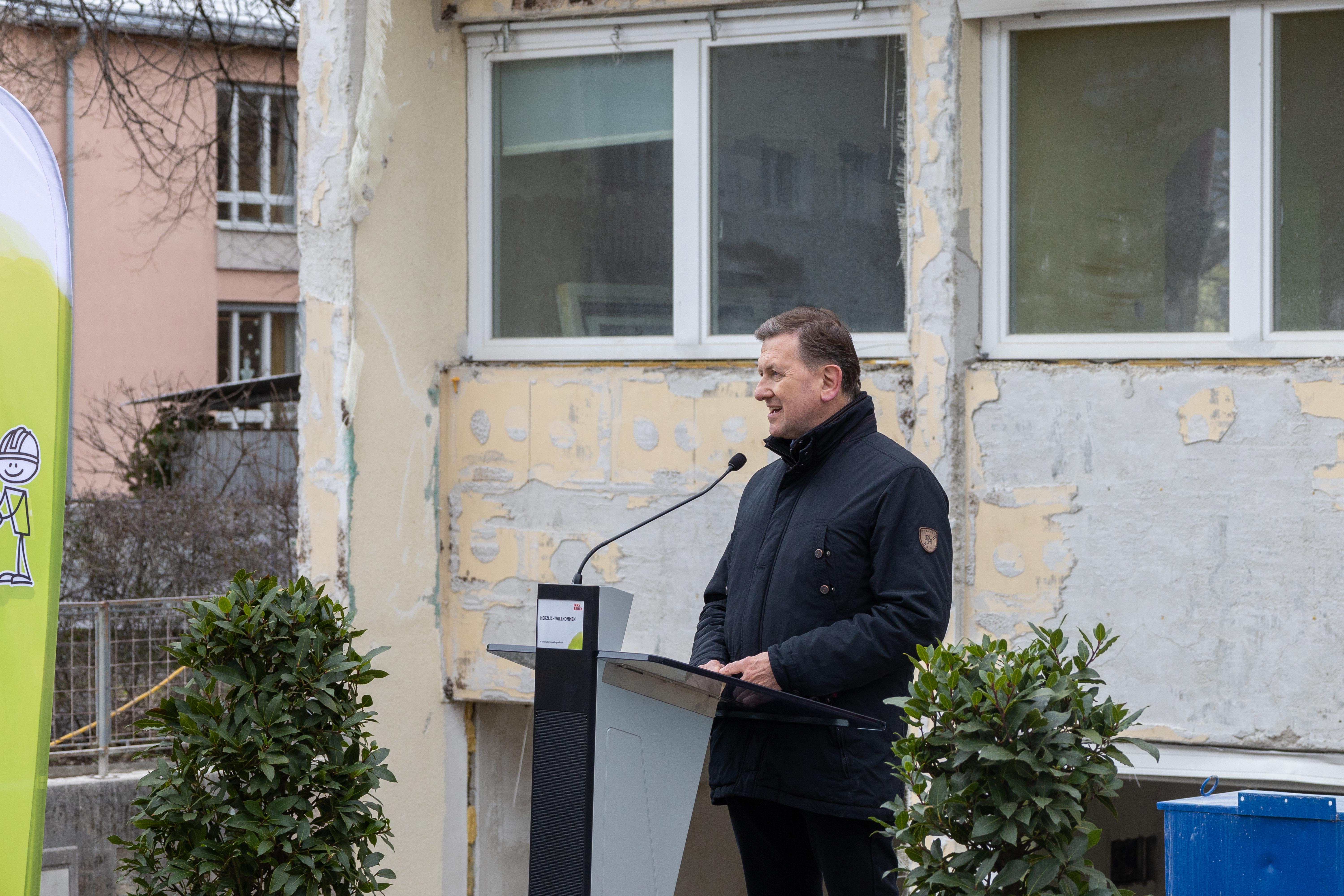 Jugendland-Geschäftsführer Reinhard Halder drückt seinen Dank an die Verantwortlichen aus für die erfolgreiche Umsetzung des Projekts und die Schaffung eines Zuhauses für Kinder und Jugendliche.