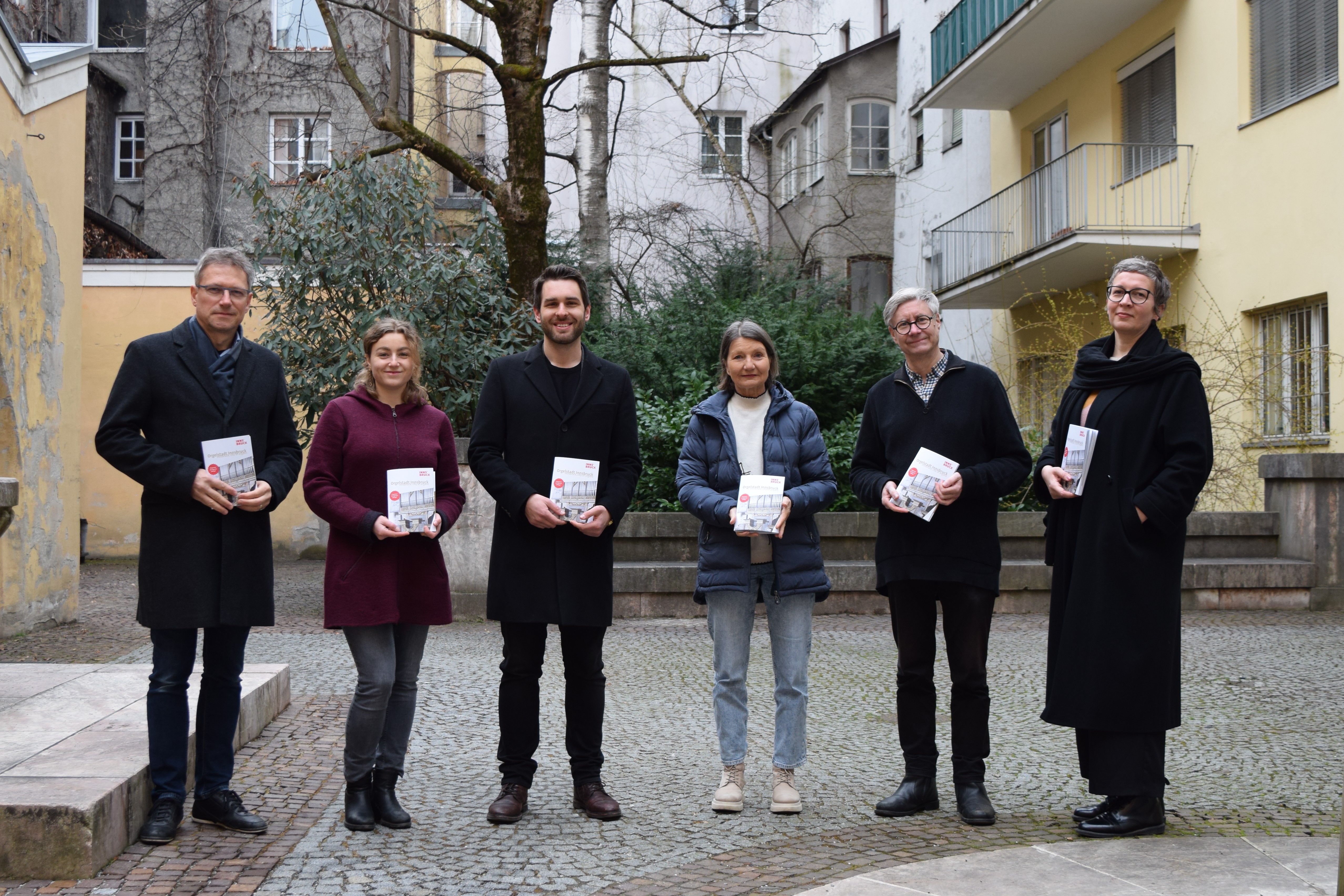 Laden herzlich zu den Orgelkonzerten 2024 (v.l.): Die VeranstalterInnen Hannes Torggler, Johanna Strickner, Elias Praxmarer, Kurt Estermann und Eva-Maria Sens mit StRin Uschi Schwarzl (4. v.l.).