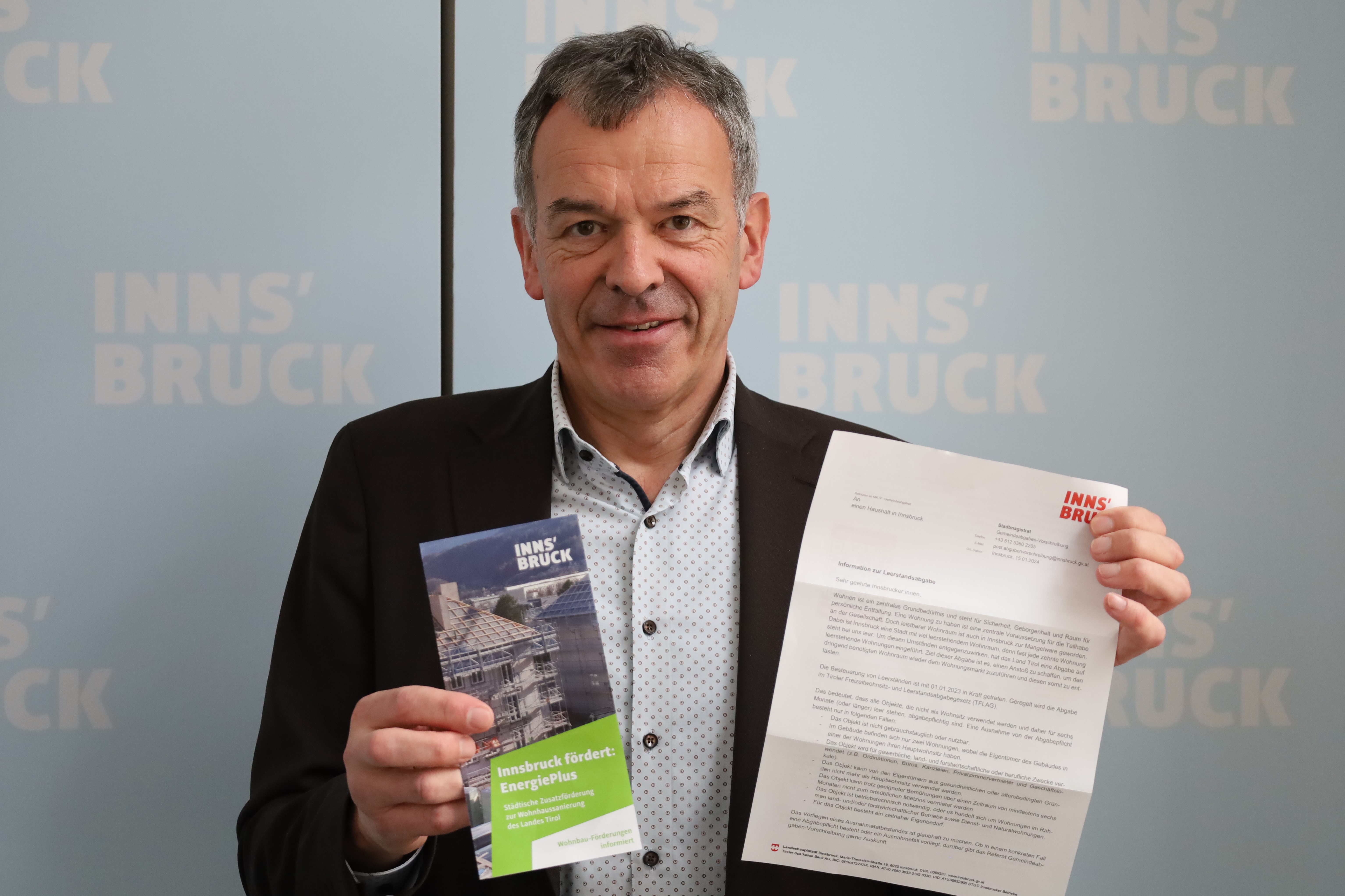 Bürgermeister Georg Willi weist auf das Informationsschreiben zum Thema Leerstandsabgabe hin, das aktuell an alle Innsbrucker Haushalte versendet wird.