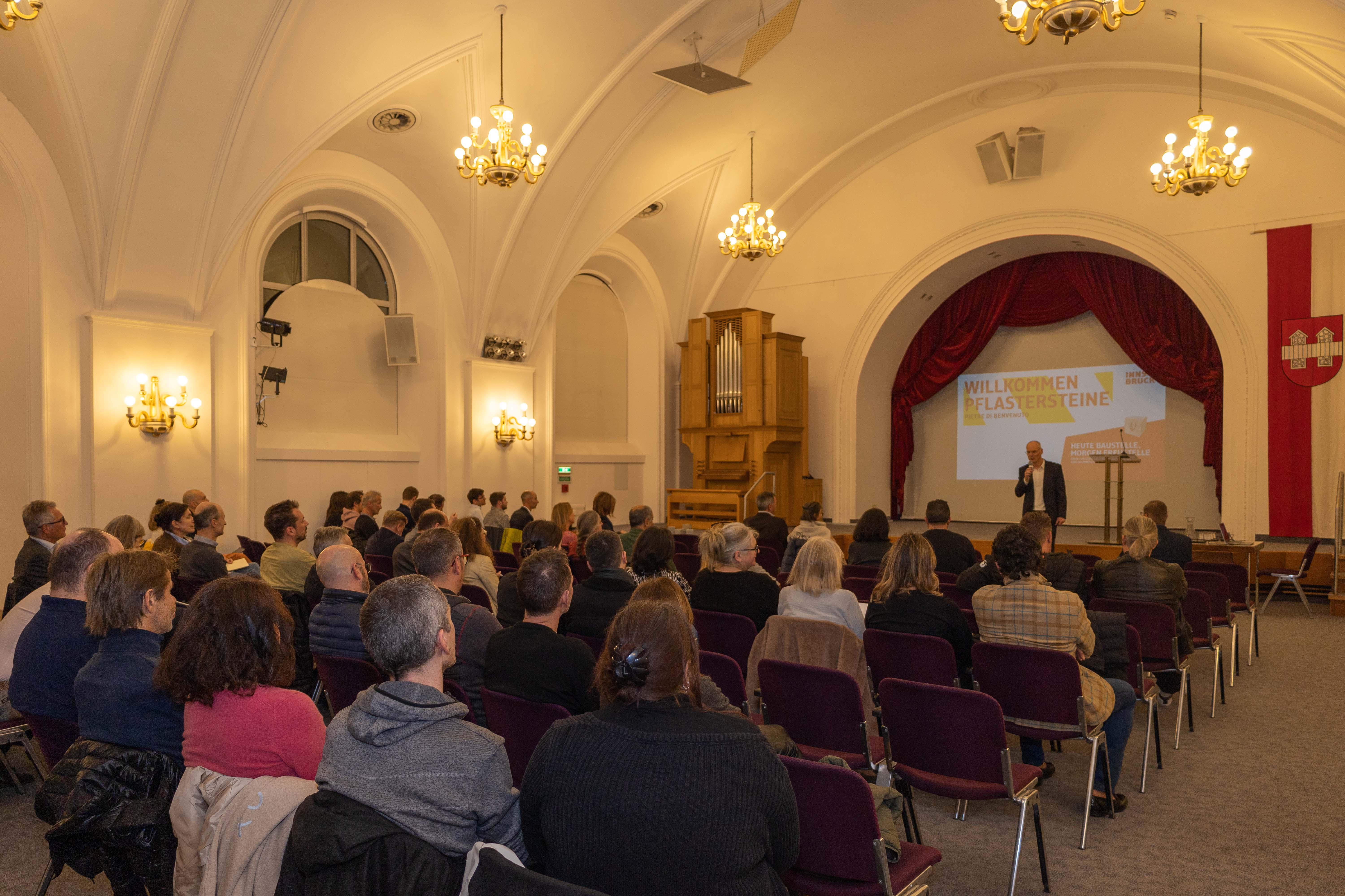 Rund 70 Gewerbetreibende der Innsbrucker Altstadt informierten sich gestern Abend in den Ursulinensälen bei einer Veranstaltung über die geplanten Pflasterarbeiten.