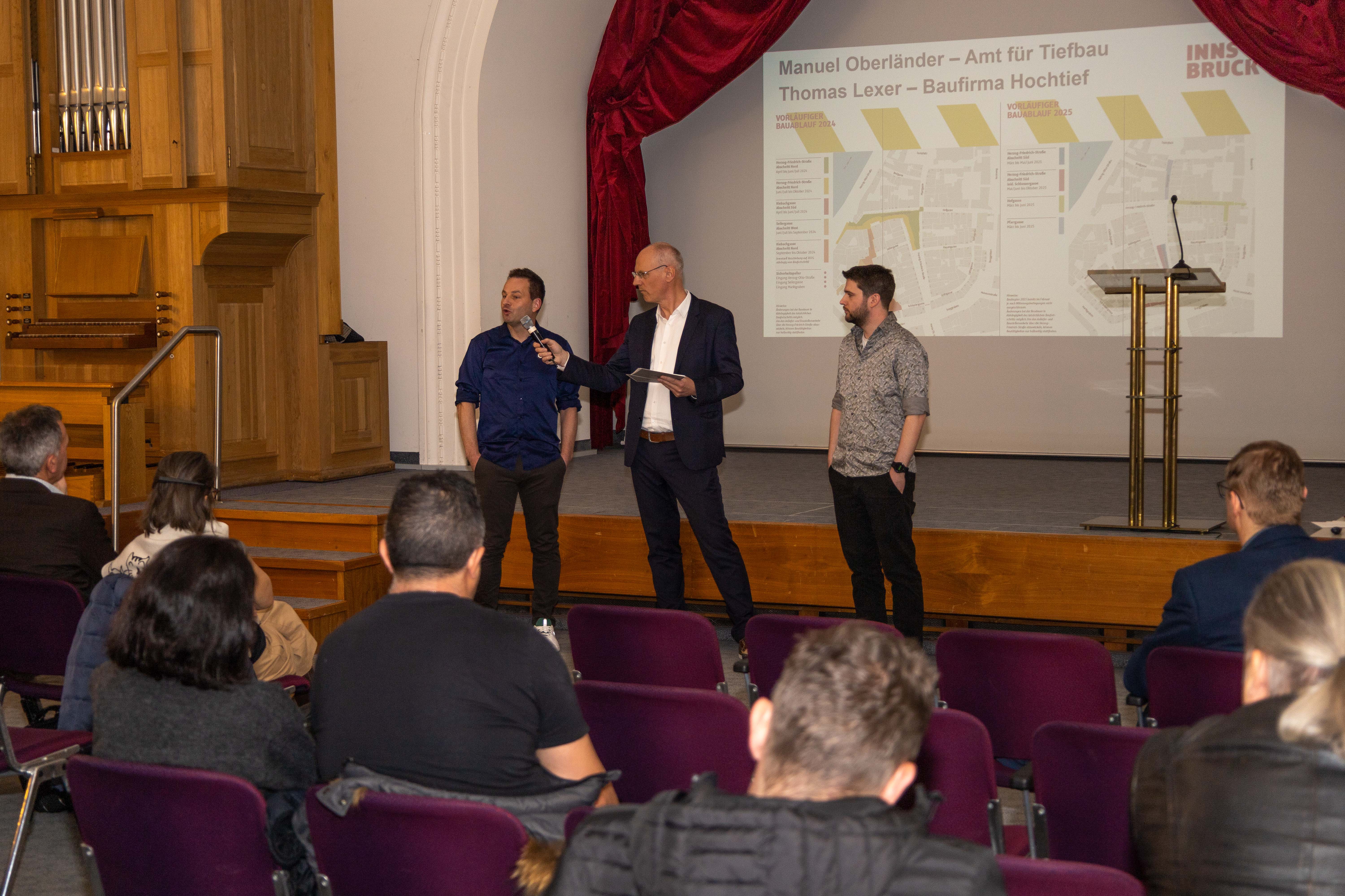 Bauleiter Thomas Lexer (l.) und Projektleiter Manuel Oberländer (r., Referatsleiter Tiefbau-Bau) sind während den Pflasterarbeiten in der Altstadt die Ansprechpersonen für Wirtschaft und Bevölkerung.