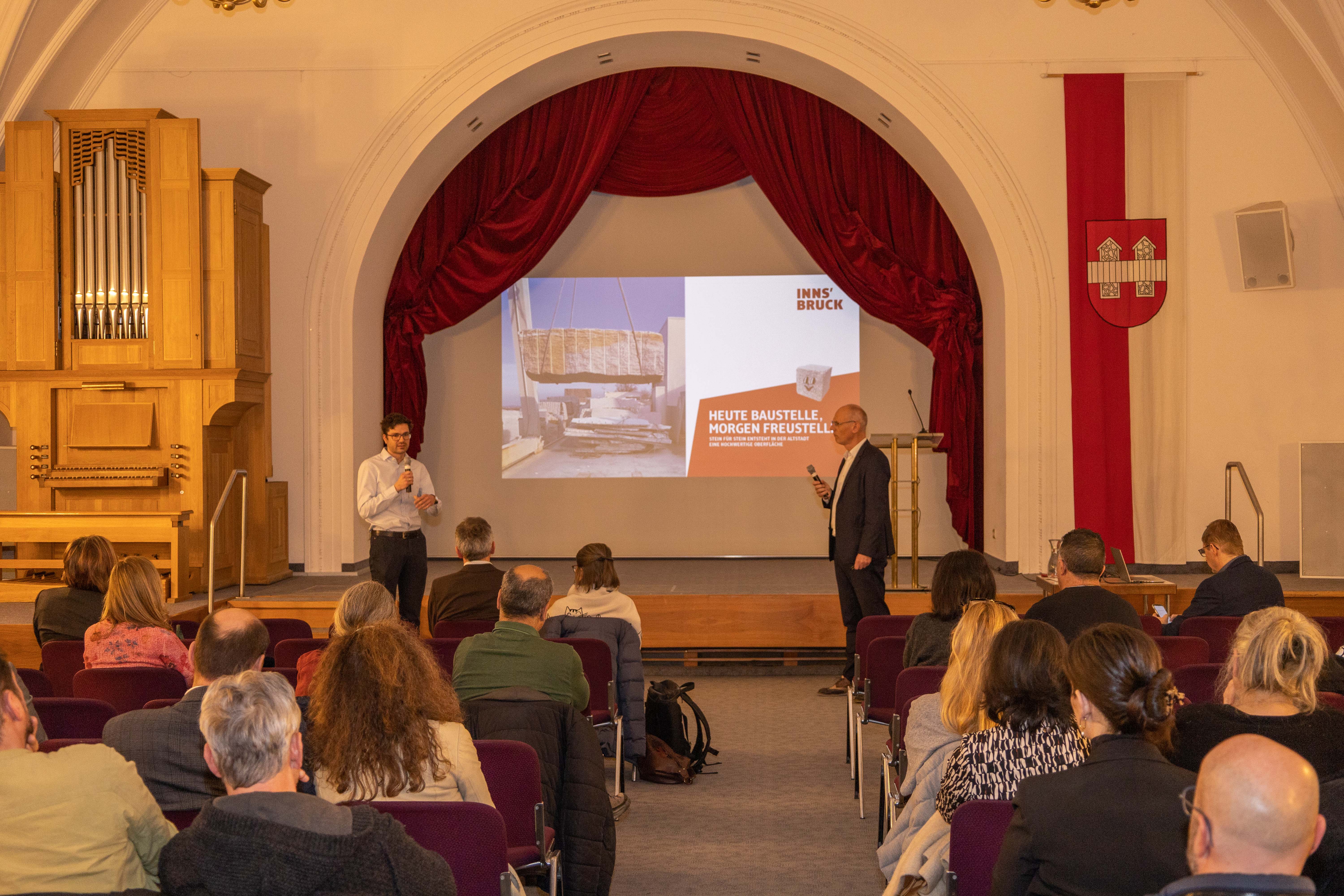 Roman Strieder (l.) von der Stadtplanung berichtete über die gestalterischen Maßnahmen und die Kriterien des neuen Pflastersteins in der Altstadt. Er war federführend bei der Auswahl des Natursteins aus dem Piemont eingebunden.