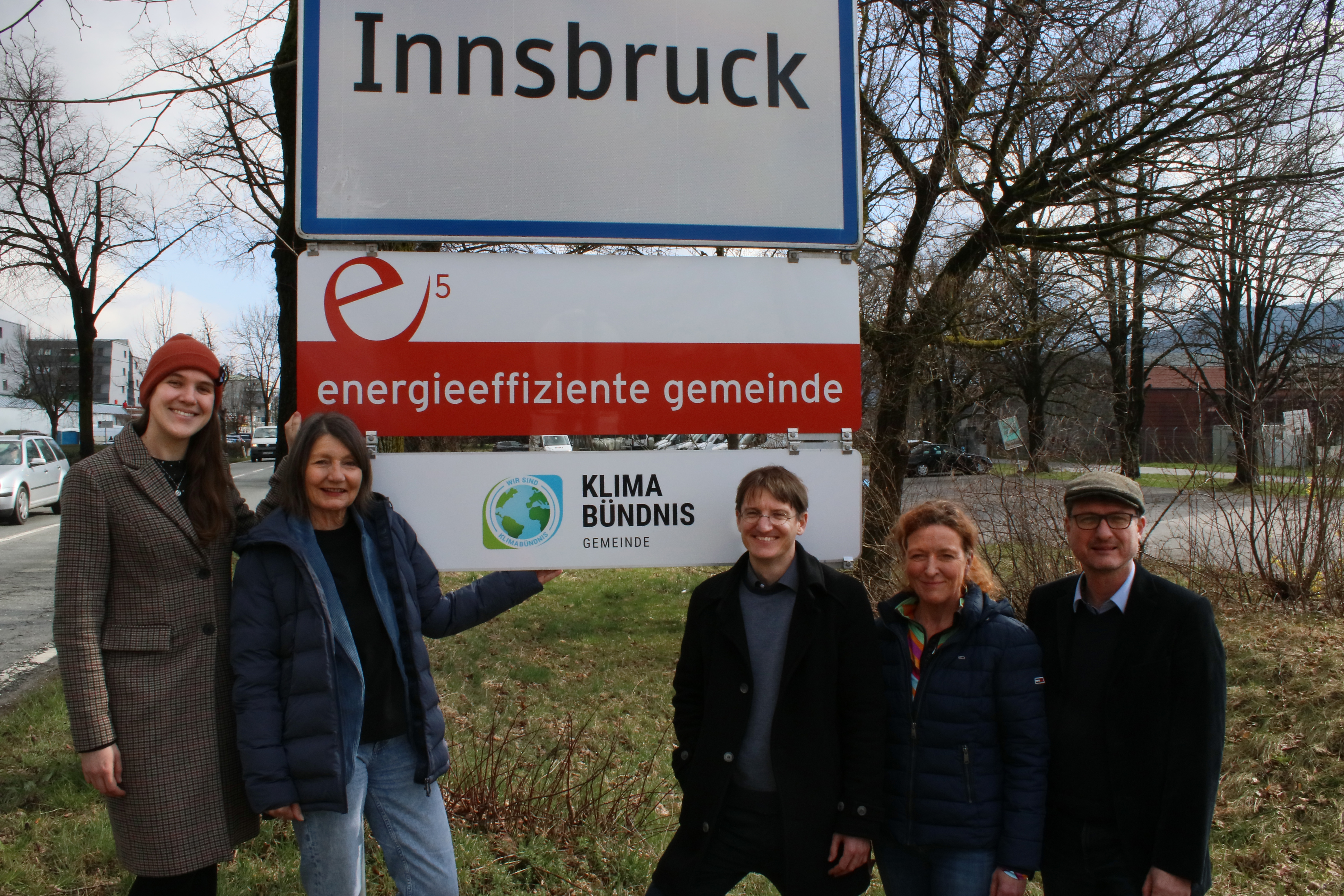 Stadträtin Uschi Schwarzl (2.v.l.), Amtsvorstand Michael Deflorian (3.v.r.), sowie die Klimabeauftragten Nadine Winzer (l.) und Christine Schermer (2.v.r.) vom Amt Klimaneutrale Stadt freuen sich mit Geschäftsführer Andrä Stigger (Klimabündnis Tirol, r.) über die Kooperation zwischen Stadt und Klimabündnis.