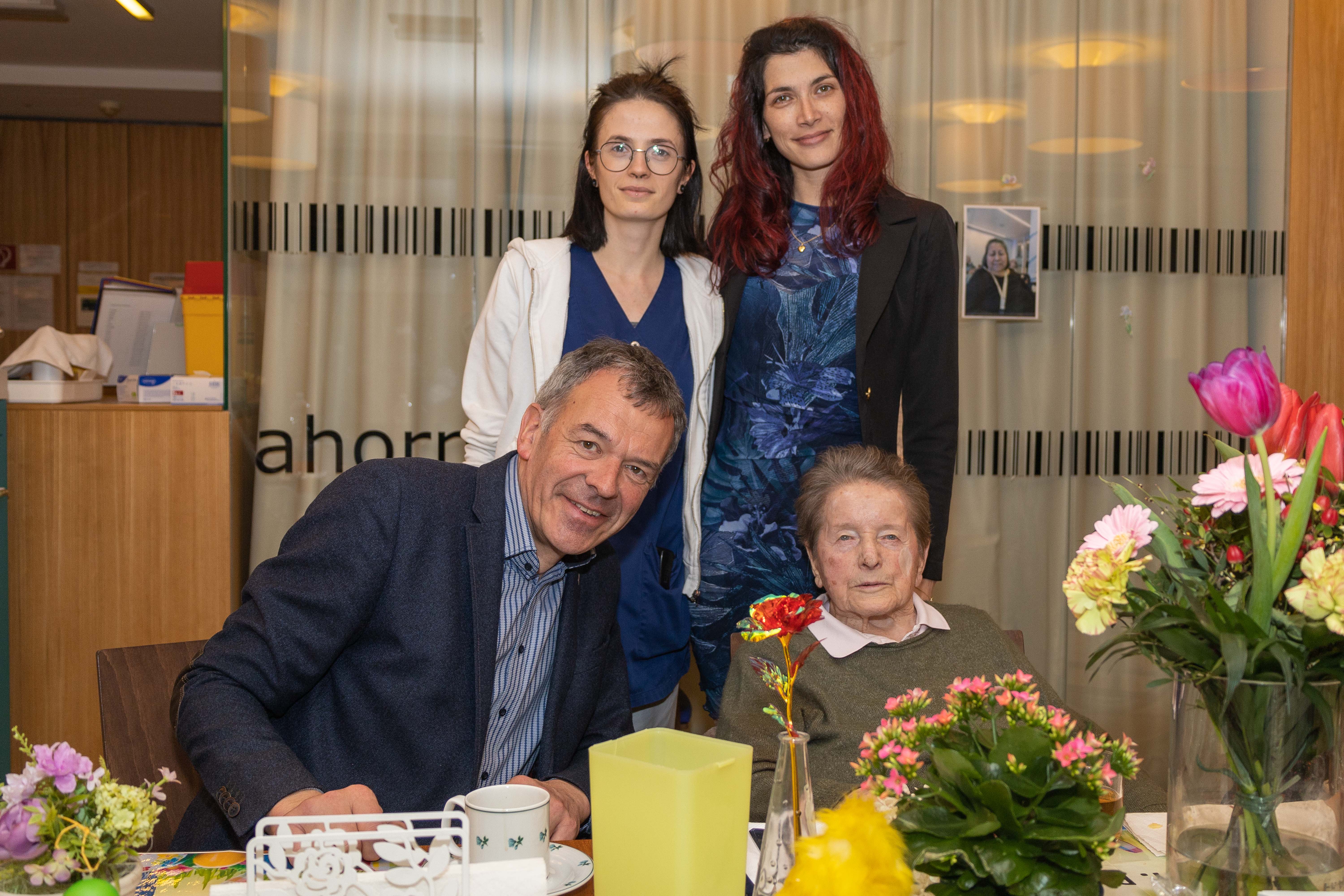 Gratulierten Frau Elisabeth Plattner zum 102. Geburtstag: Bürgermeister Georg Willi, Pflegedienstleiterin Jacqueline Kempf (r.) und Stationsleiterin Vedina Glantschnig (l.).