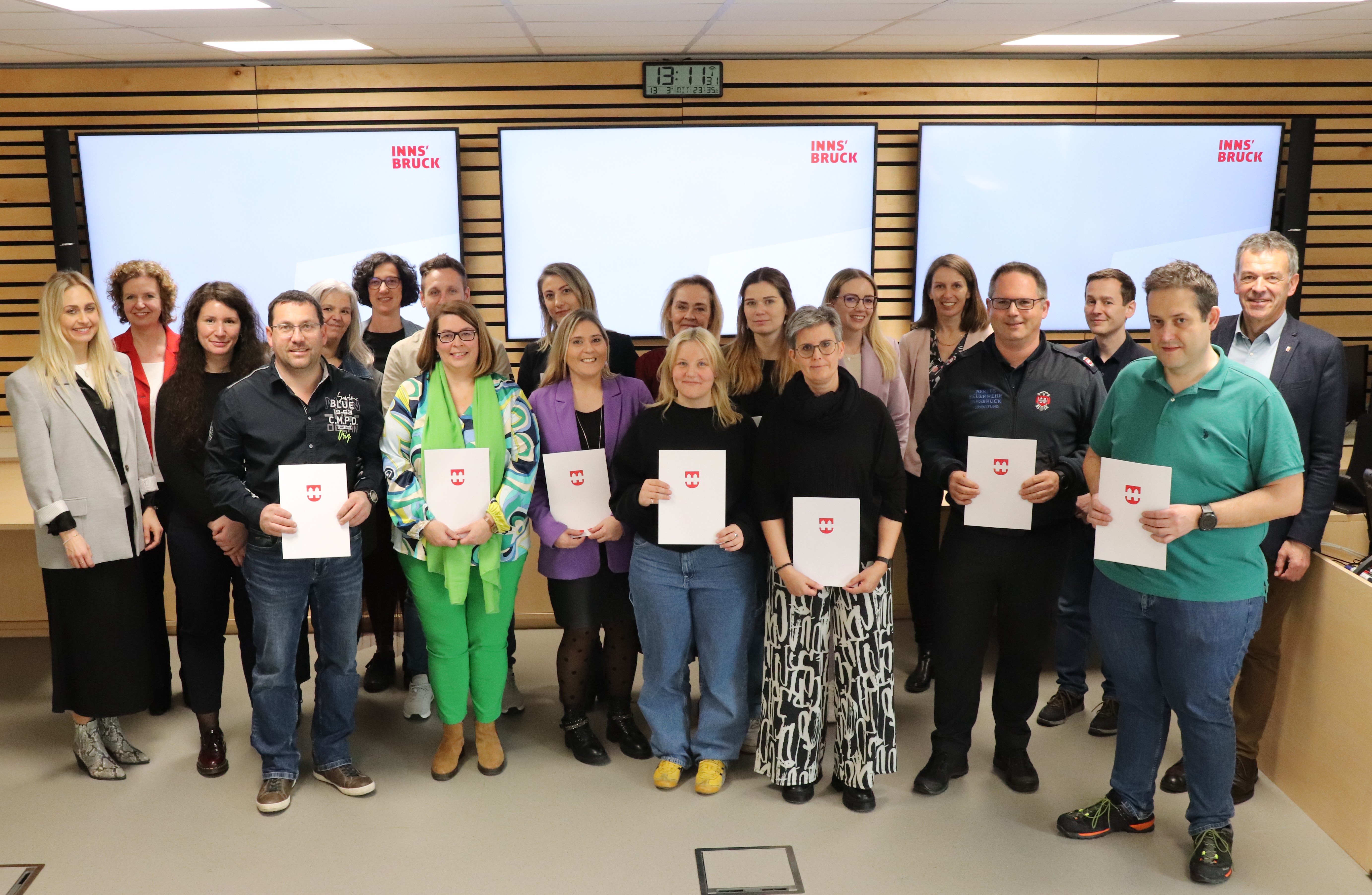 Die Stadt Innsbruck bietet aktuell elf verschiedene Lehrberufe in unterschiedlichen Bereichen des Stadtmagistrats an. Mehrere Lehrlings-AusbildnerInnen nahmen in den vergangenen Monaten an einer internen MentorInnen-Ausbildung teil. 
Bürgermeister Georg Willi gratulierte bei der Verleihung der Zertifikate am 13. März und betonte, wie wichtig die Unterstützung in der individuellen Entwicklung und Entfaltung der Talente und Stärken eines Lehrlings sei: "MentorInnen ermutigen und inspirieren Lehrlinge, Herausforderungen anzupacken. Sie geben Anregungen, unterstützen und leiten durch die Lehrzeit."