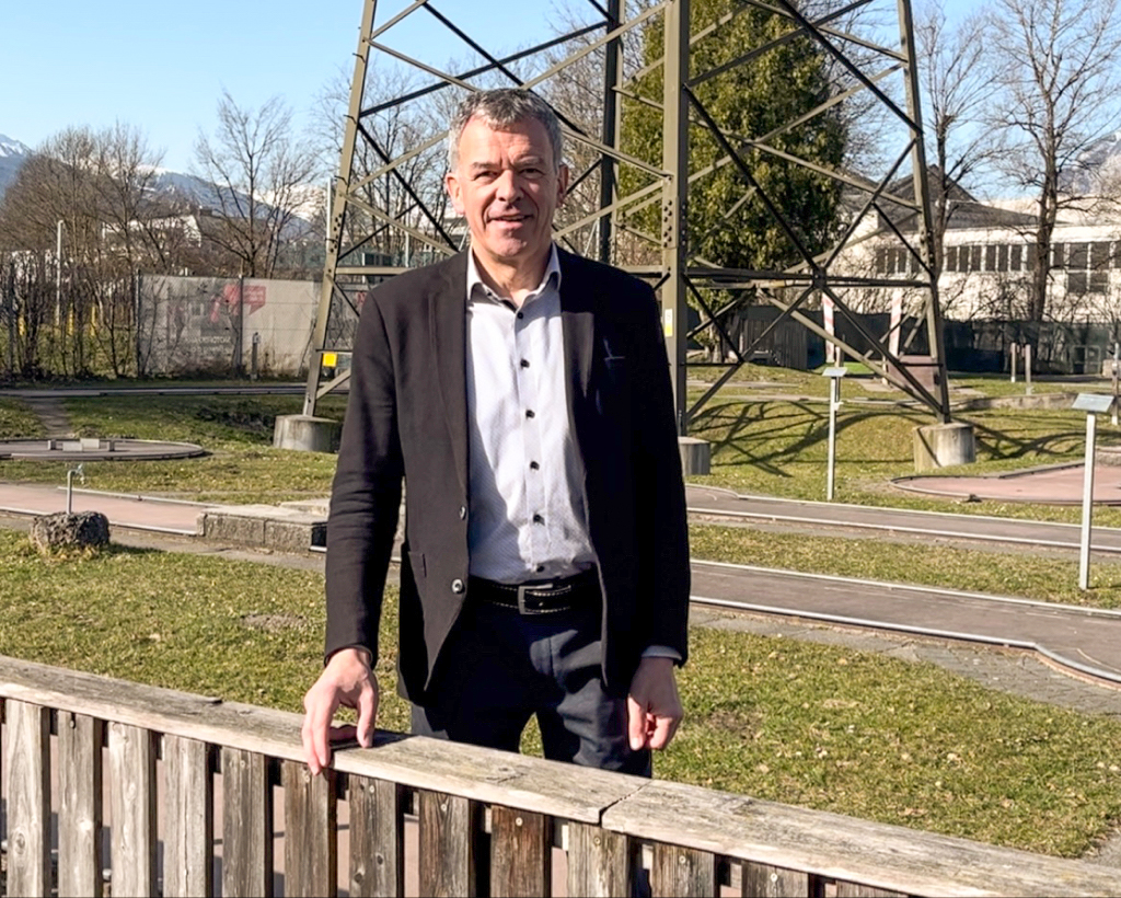 Bürgermeister Georg Willi bei der Minigolfanlage am Baggersee.