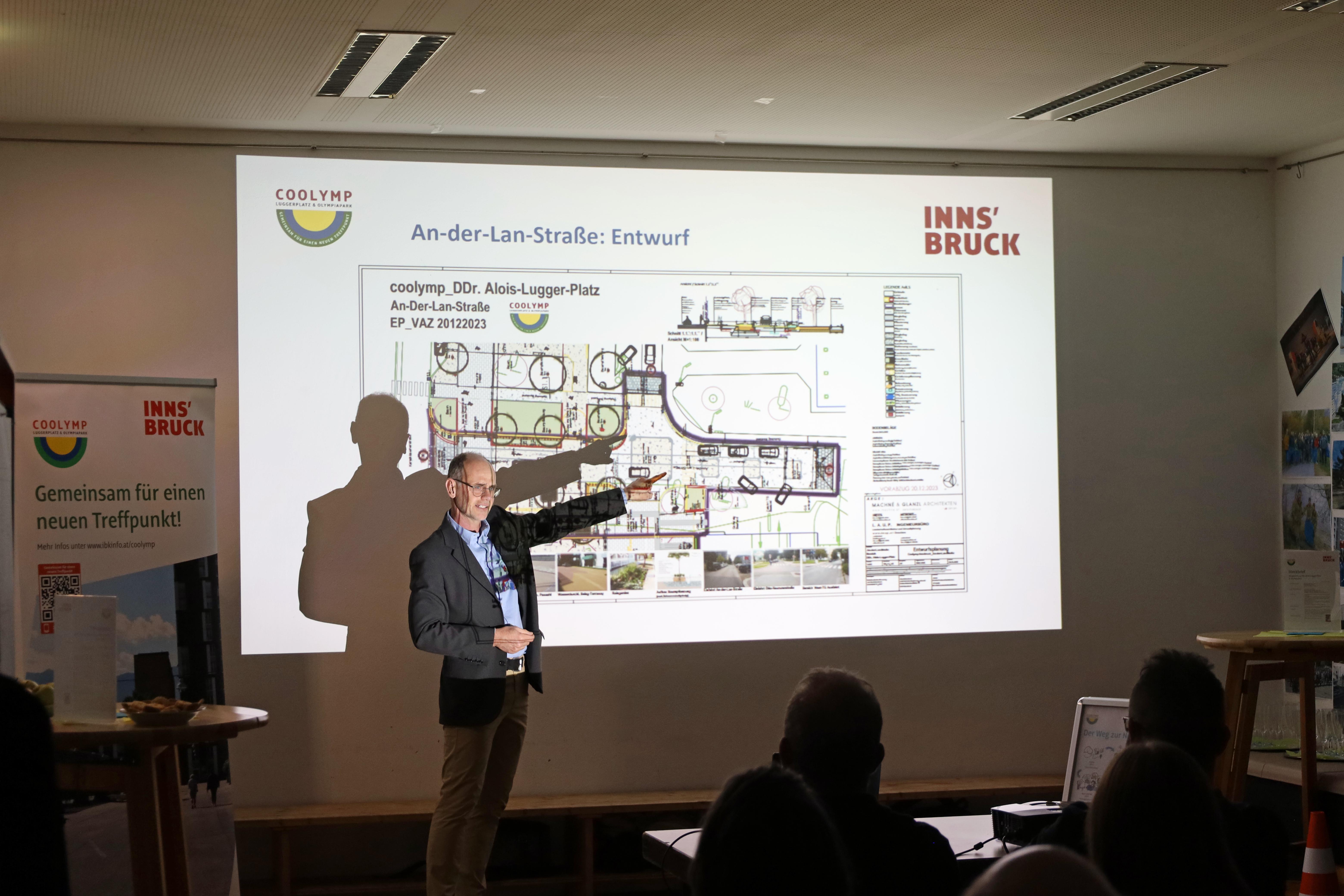 Architekt Gerald Altenweisl (ARGE LAUP) stellt den Entwurf für die Neugestaltung der anliegenden An-der-Lan-Straße vor. Im Sommer 2024 werden weitere Beteiligungsformate zur gemeinsamen Planung des Straßenabschnitts sowie des Olympiaparks stattfinden.