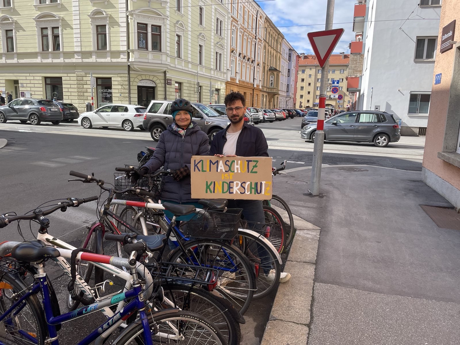 Stadträtin Uschi Schwarzl (l.) und Projektkoordinator Mathias Schweighofer (SOS-Kinderdorf) bei den neuen Radabstellanlagen in der Stafflerstraße.