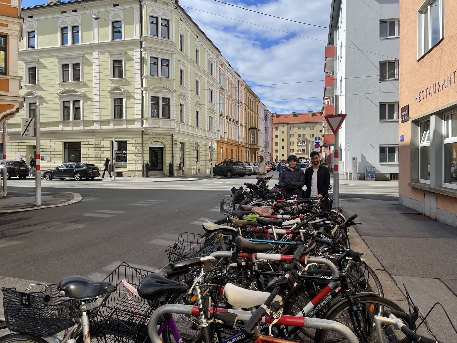 Die Abstellanlagen vor der SOS-Kinderdorf-Zentrale werden bereits gut verwendet.