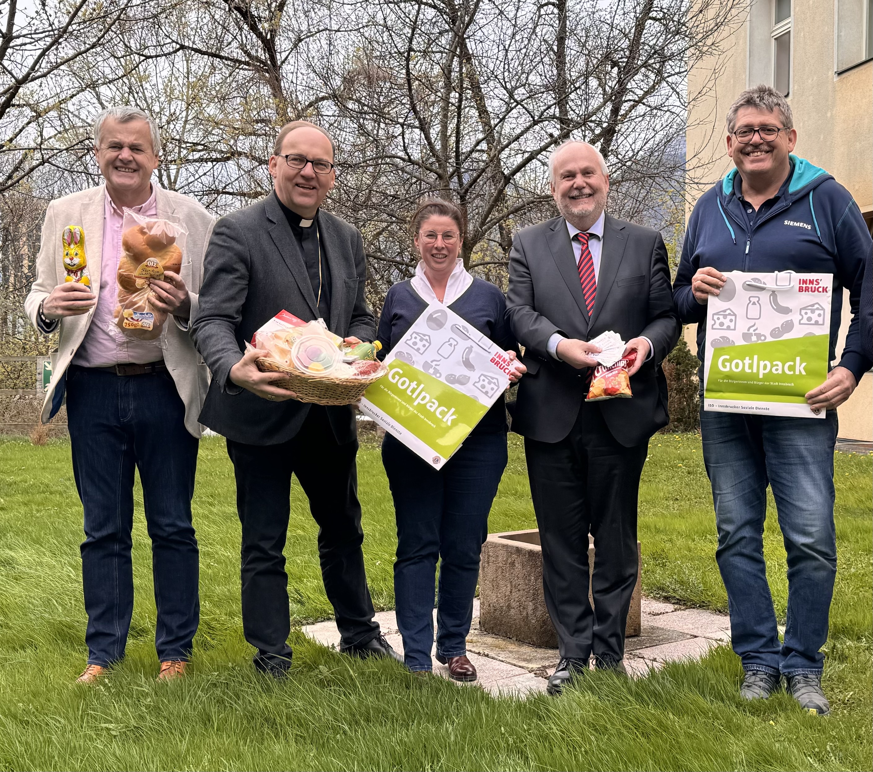 Auch am heurigen Gründonnerstag können sich bedürftige Innsbrucker Familien über eine österliche Überraschung der Innsbrucker Soziale Dienste GmbH (ISD) freuen. Diese haben in Zusammenarbeit mit dem Kooperationspartner Lions Club Igls und den Vinzenzgemeinschaften bereits zum 24. Mal in Folge 300 Osterpakete mit Lebensmittelspenden befüllt. V.l.n.r.: ISD-Geschäftsführer Hubert Innerebner , Bischof Hermann Glettler, Organisatorin Natalie Treitinger (ISD), Vizebürgermeister Andreas Wanker, Christoph Stöckholzer (Lions Club Igls), und Raimund Sölder (ISD, 2. Bild, r.) bedanken sich bei allen SpenderInnen.