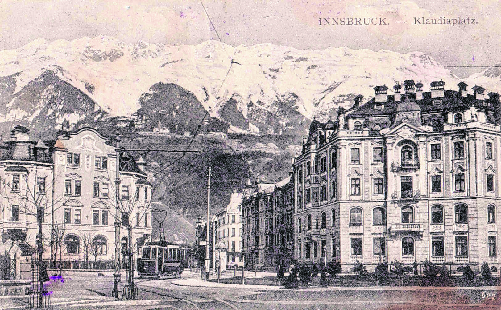 Diese schwarz-weiß Fotografie wurde um 1918 herum für die Bildseite einer Postkarte verwendet. Die Abbildung zeigt den Claudiaplatz in Richtung Conradstraße mit den Häusern Elisabethstraße 11 und Kaiser-Franz-Josef-Straße 1. Im Bildhintergrund erkennt man das Hungerburgplateau mit den Kandler’schen Bauten.