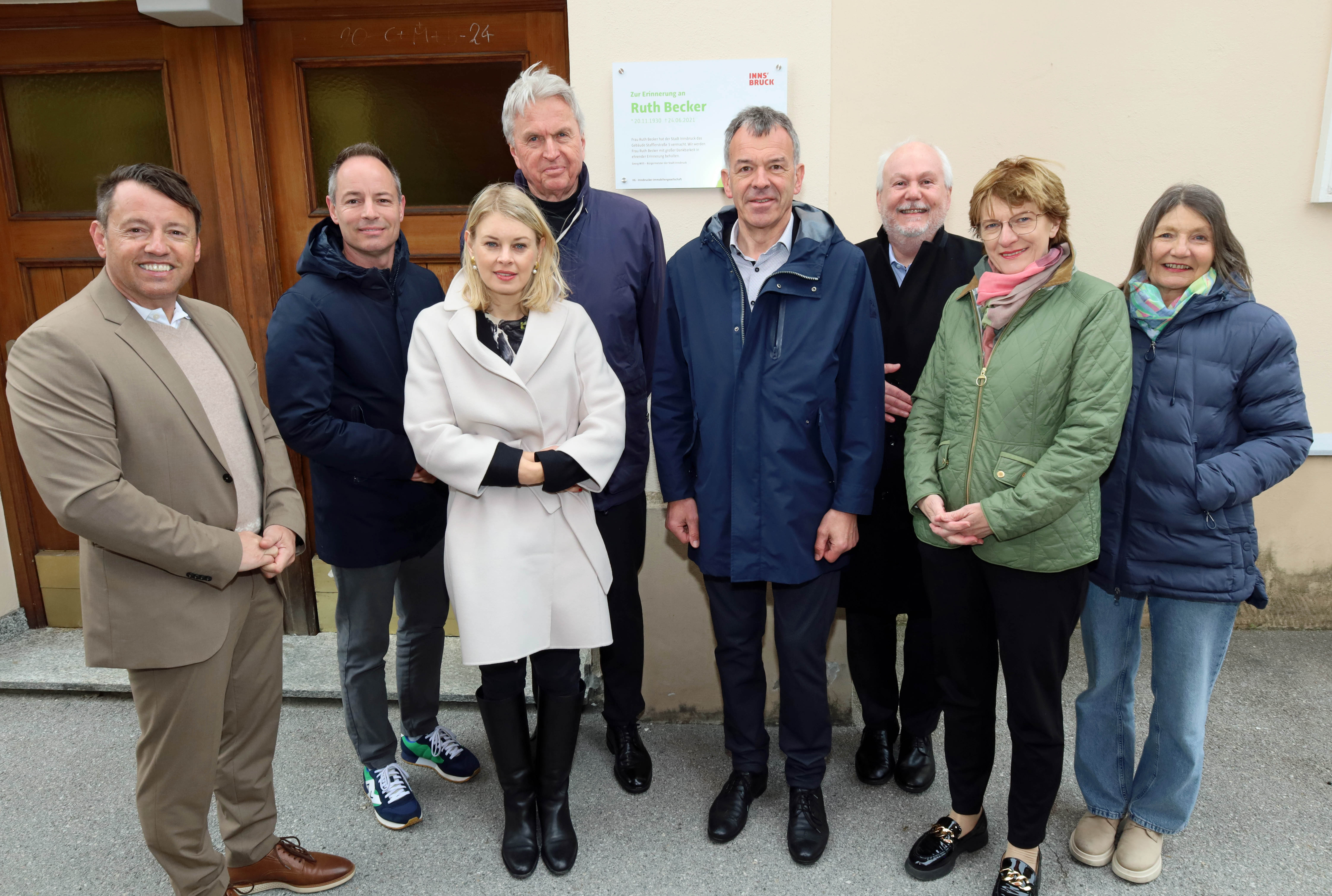(V.l.n.r.) IIG-Geschäftsführer Franz Danler, Vizebürgermeister Markus Lassenberger, Stadträtin Elisabeth Mayr, Stadtrat Rudolf Federspiel, Bürgermeister Georg Willi, Vizebürgermeister Andreas Wanker, Stadträtin Christine Oppitz-Plörer und Stadträtin Uschi Schwarzl vor der neuen Ehrentafel für Ruth Becker.