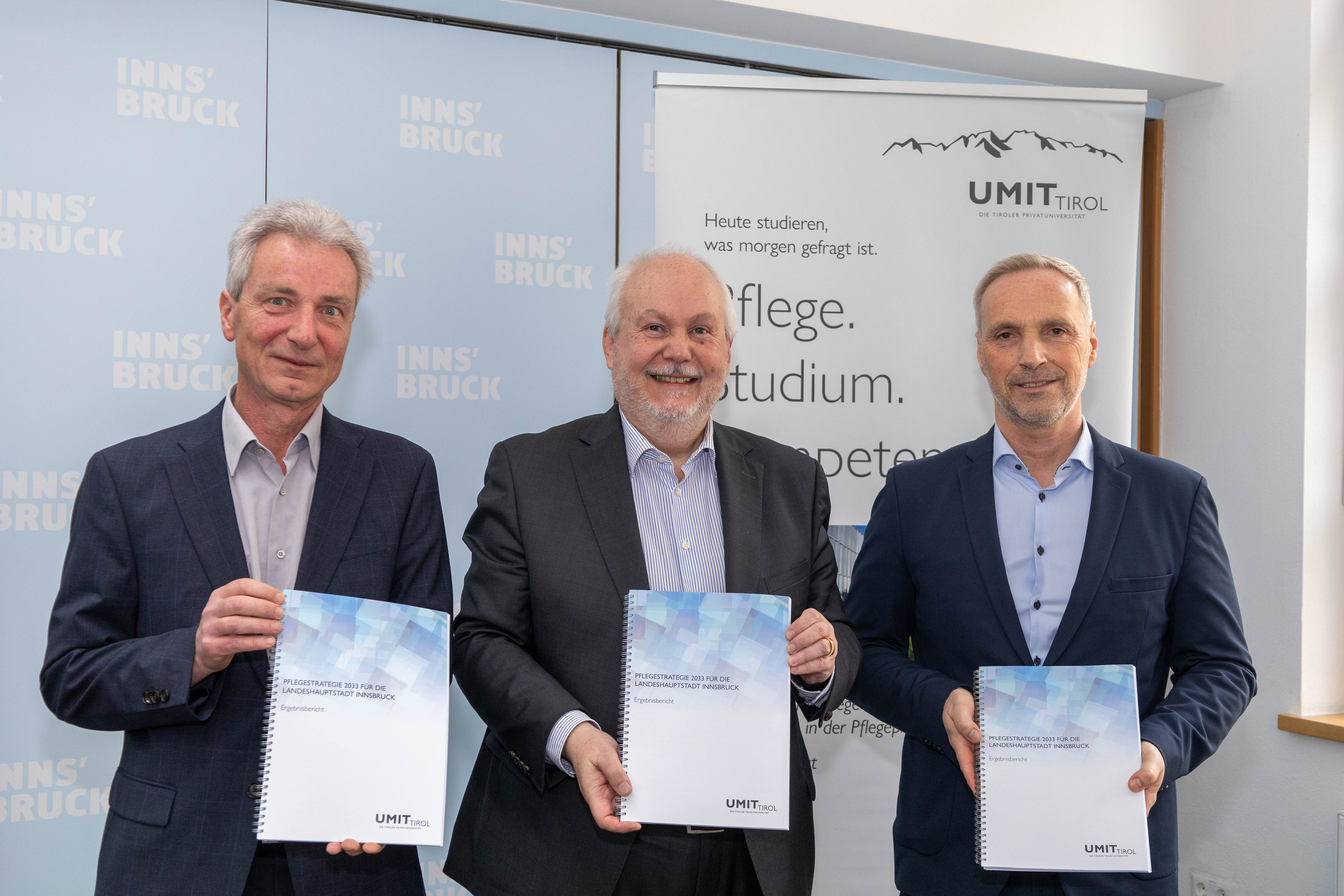 Der Endbericht für die Pflegestrategie 2033 liegt vor: Vizebürgermeister Andreas Wanker, Gerhard Müller (r.) und Harald Stummer (beide UMIT TIROL) präsentierten die Details.