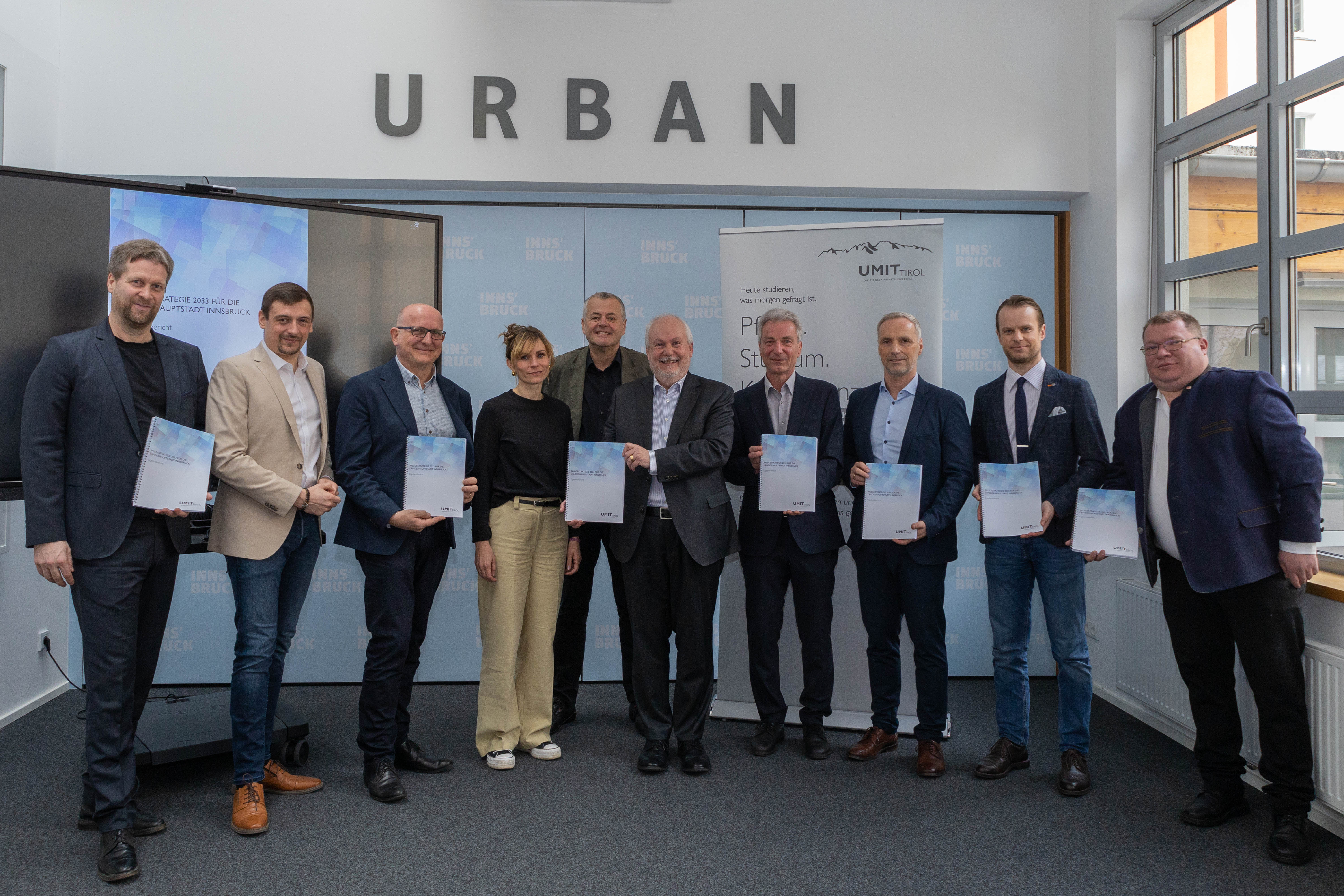 Die Pflegestrategie baut auf das Fachwissen von Personen aus dem Bereich Management und Pflegepraxis: (v. l. n. r.): Reinhard Griener (ISD), Michael Urschitz (Pflegekoordinator Stadt Innsbruck), Franz Bittersam (Geschäftsführer Johanniter-Unfall-Hilfe Tirol), Brigitta Kerer (Strategisches Gesundheitsmanagement und Public Health der Stadt Innsbruck), Hubert Innerebner (Geschäftsführer ISD), Vizebürgermeister Andreas Wanker, Harald Stummer und Gerhard Müller (beide UMIT TIROL), Mathias Behmann (Stadtvermessung und Statistik, Stadt Innsbruck) und Stefan Moisi (Sozialplanung - Sozialkoordination, Stadt Innsbruck).