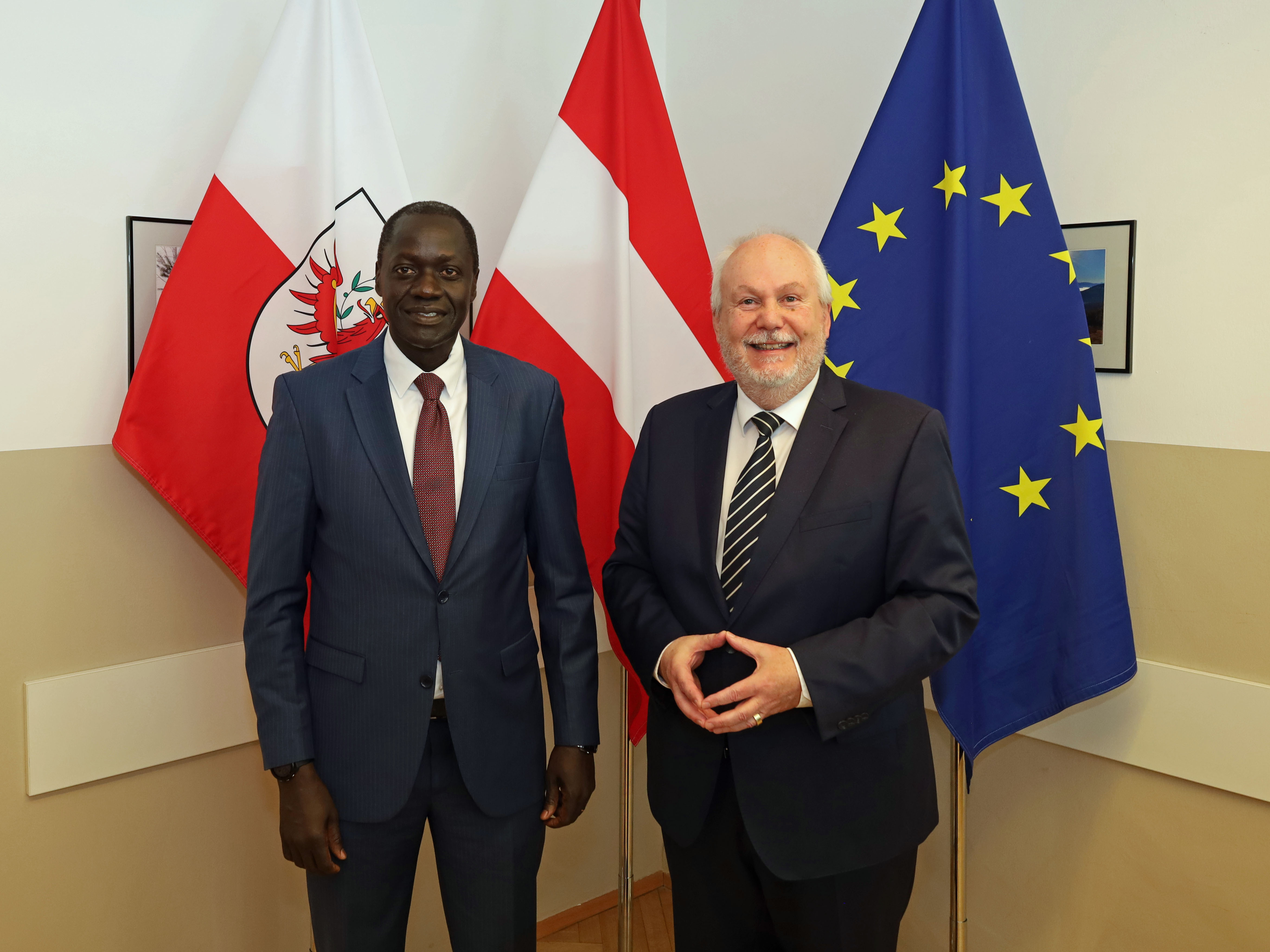 Seine Exzellenz Botschafter Maurice Makoloo (l.) ist seit Februar 2024 offizieller Vertreter der Republik Kenia in Wien. Nun besuchte er die Stadt Innsbruck, wo er von Vizebürgermeister Andreas Wanker (r.) herzlich empfangen wurde. Beim gemeinsamen Austausch im Rathaus wurden zahlreiche Themen besprochen, darunter touristische und wirtschaftliche Ebenen der Zusammenarbeit sowie verschiedene Aspekte des Gesundheitssystems.
