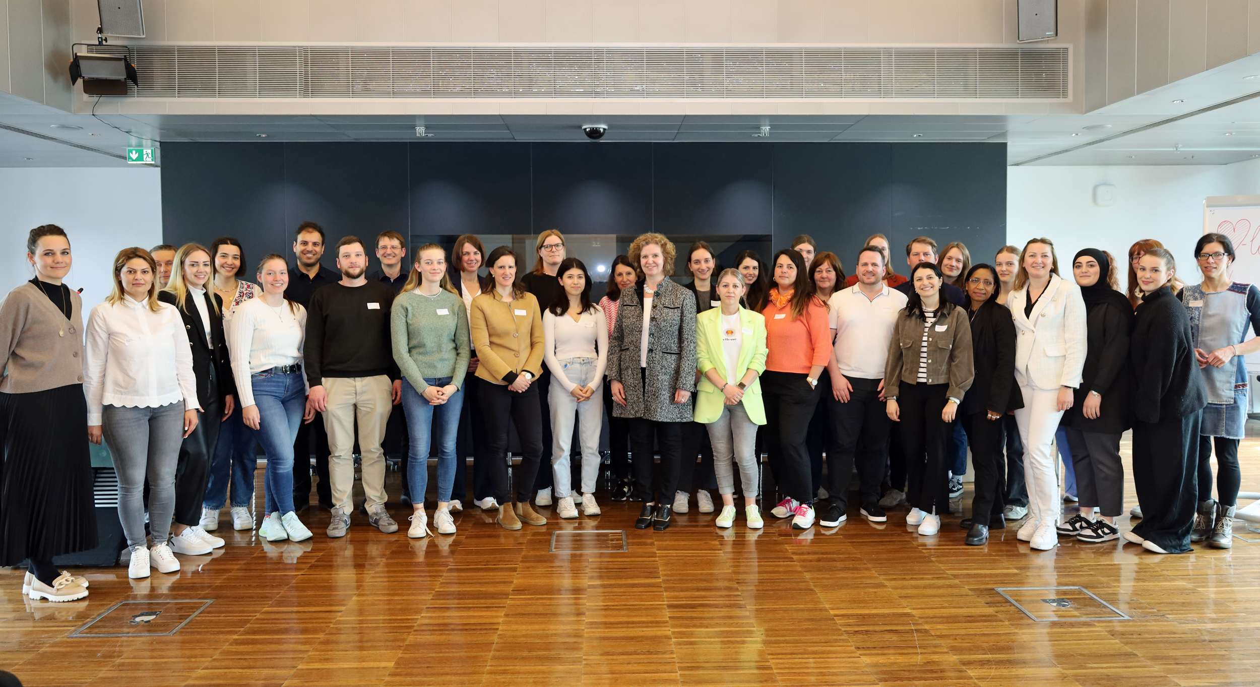 Mit derzeit rund 1.900 Bediensteten ist die Stadt Innsbruck einer der größten regionalen Arbeitgeber. Als moderner Dienstleistungsbetrieb hält der Stadtmagistrat dabei facettenreiche Aufgabenbereiche bereit. Magistratsdirektorin Gabriele Herlitschka begrüßte im Rahmen einer kleinen Willkommensfeier kürzlich rund 80 neue MitarbeiterInnen, die in den unterschiedlichsten Betätigungsfeldern zum Einsatz kommen.