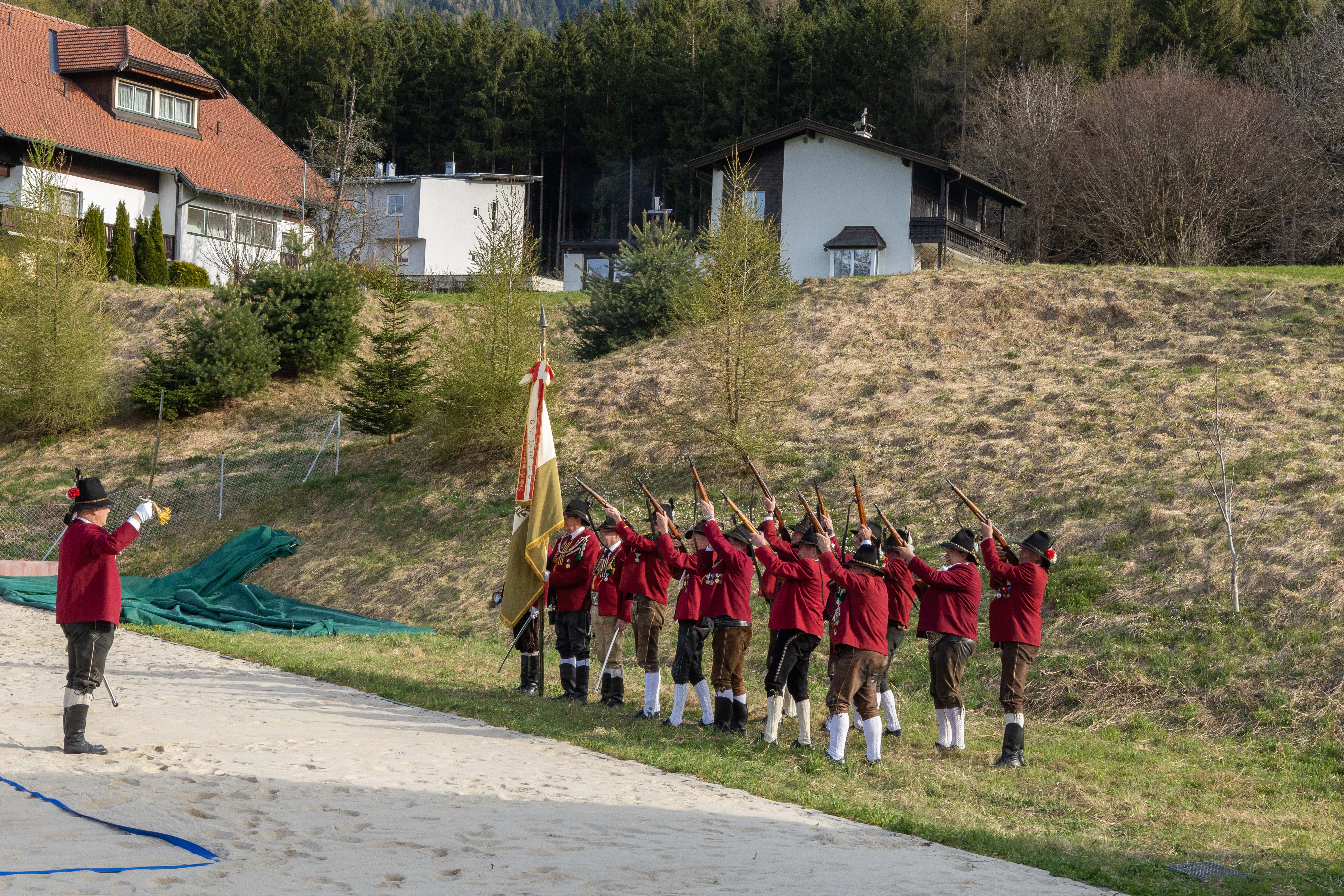 Das Abfeuern einer Ehrensalve durch die Schützenkompanie Igls-Vill.
