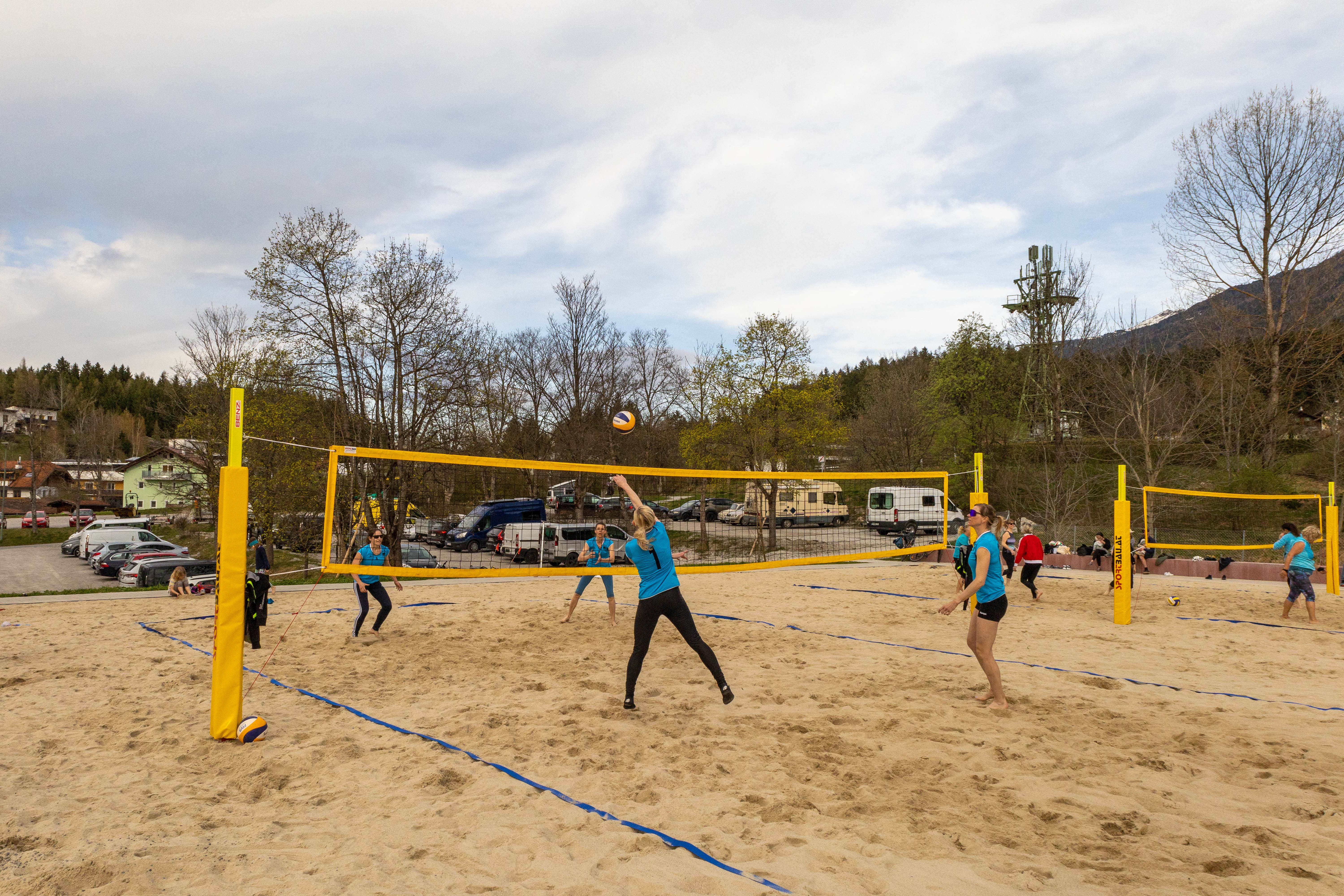 Neben einer Boulderanlage und einem Fußballplatz stehen auch zwei Beachvolleyballfelder zur Verfügung.