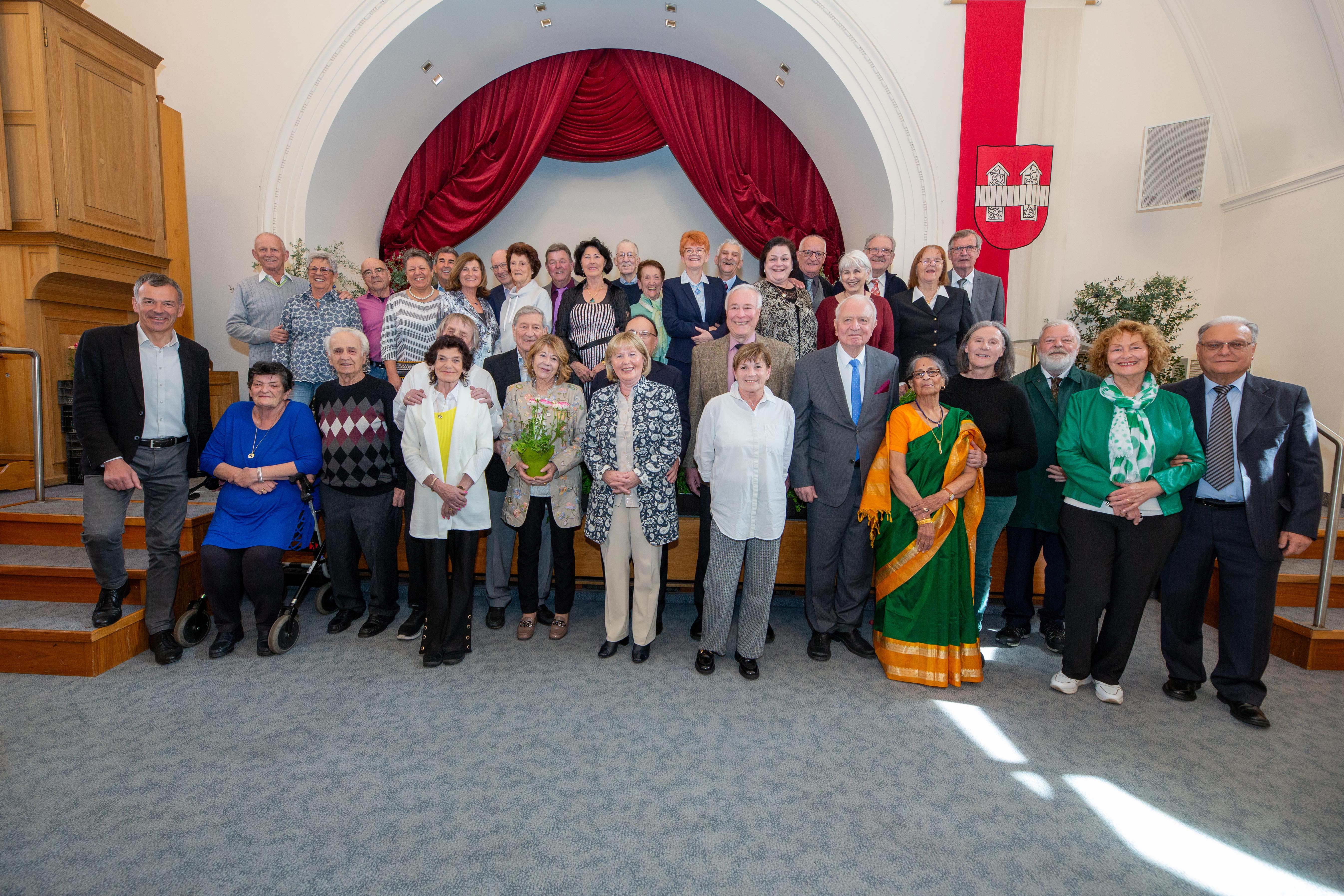 Anfang April feierten wieder 29 Ehepaar aus Innsbruck Ihr Hochzeitsjubiläum auf Einladung des Bürgermeisters in festlichen Ambiente der Ursulinensäle mit Musik und guter Unterhaltung. Dabei waren ein "Eisernes" Ehepaar (65 Ehejahre), acht "Diamantene" (60 Ehejahre) und 19 "Goldene" Ehepaare. Sie alle wurden im festlichen Ambiente und im Beisein von Bürgermeister Georg Willi gefeiert.