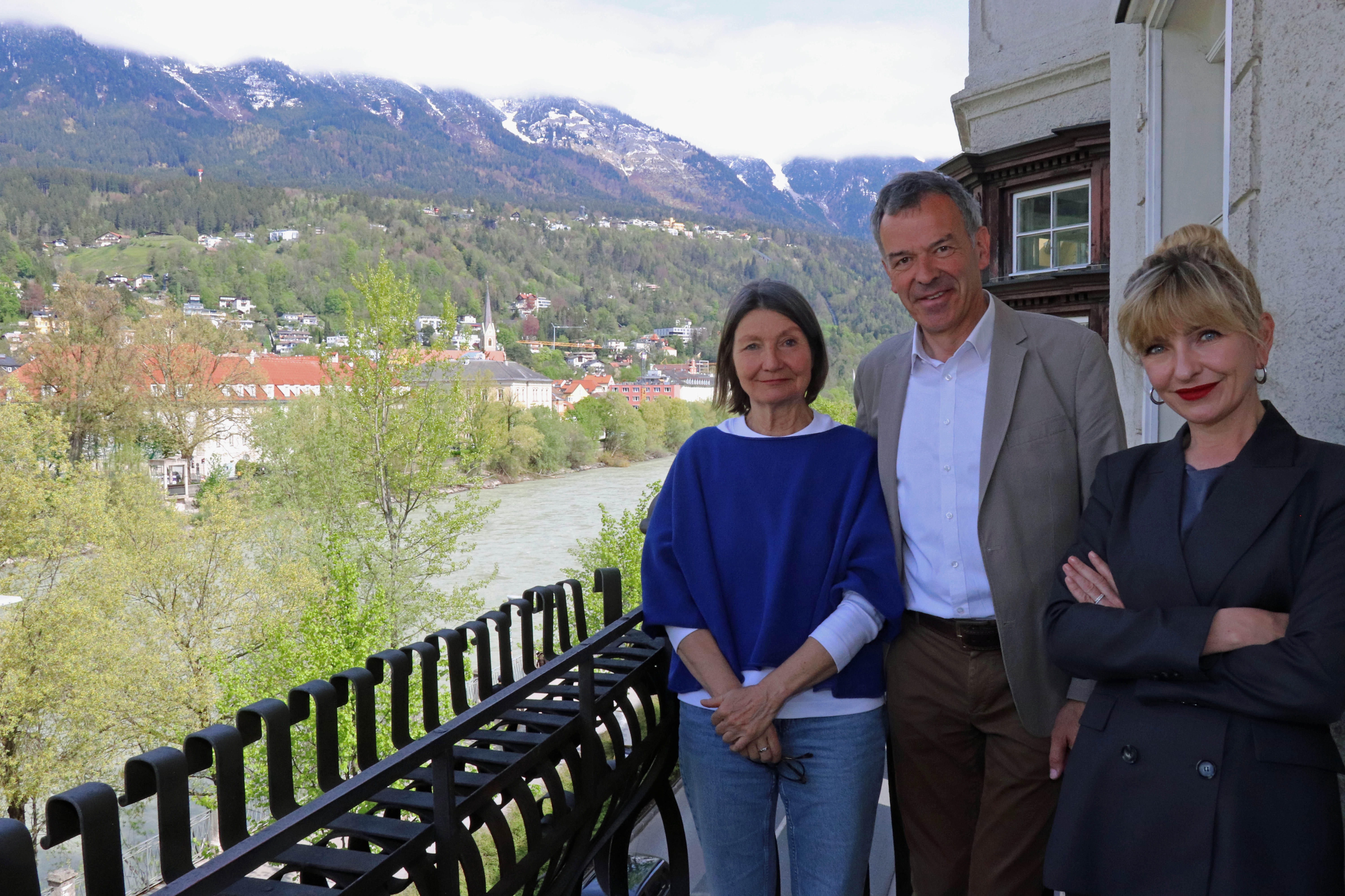 Gemeinden sollten bei den Bundesförderungen im Bereich Kultur einen höheren Stellenwert bekommen: Bürgermeister Georg Willi, Kulturstadträtin Uschi Schwarzl und Kulturamtsleiterin Isabelle Brandauer (re.).